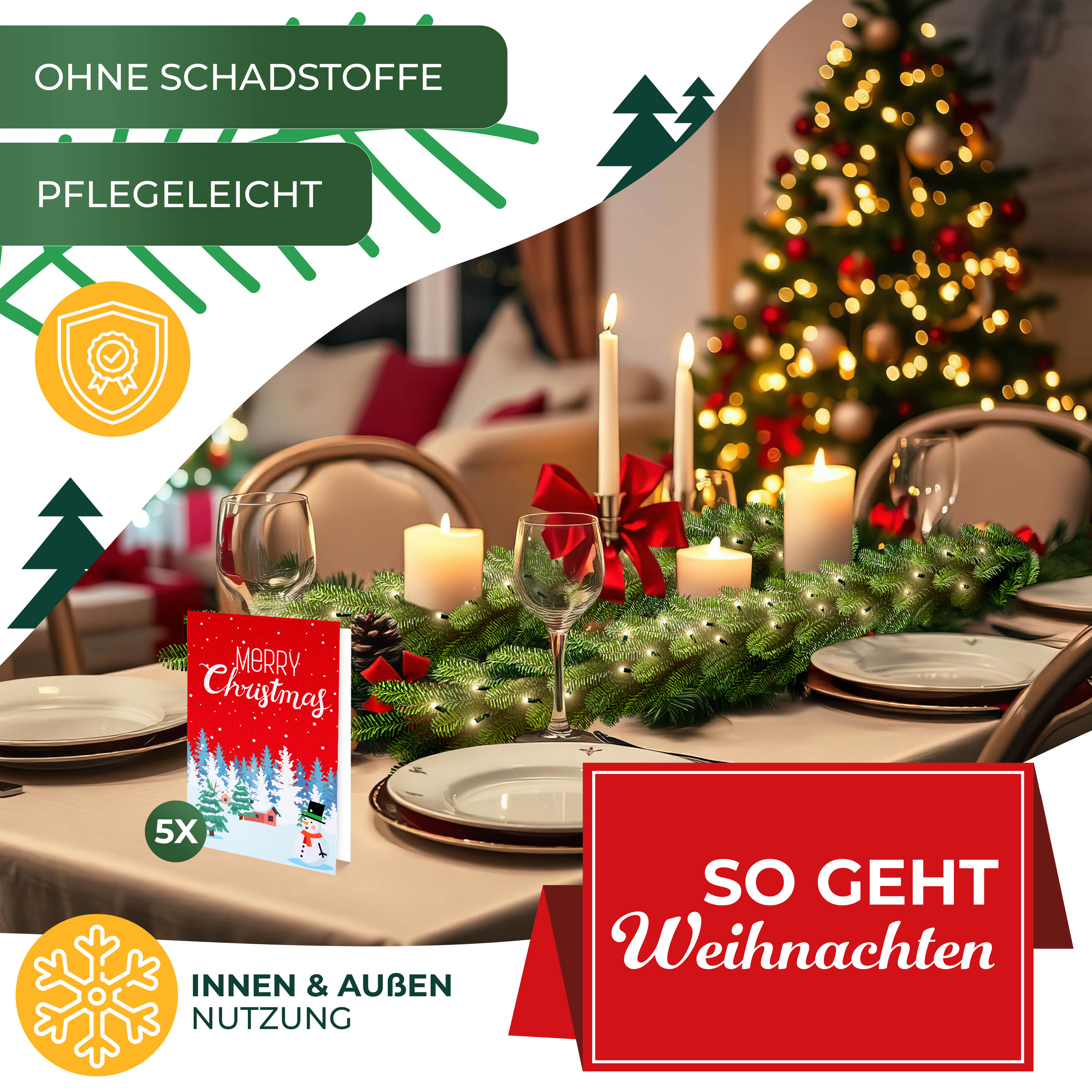 Weihnachts-Esstisch mit Karten, Kerzen und geschmücktem Baum im Hintergrund. Festlich und warm.