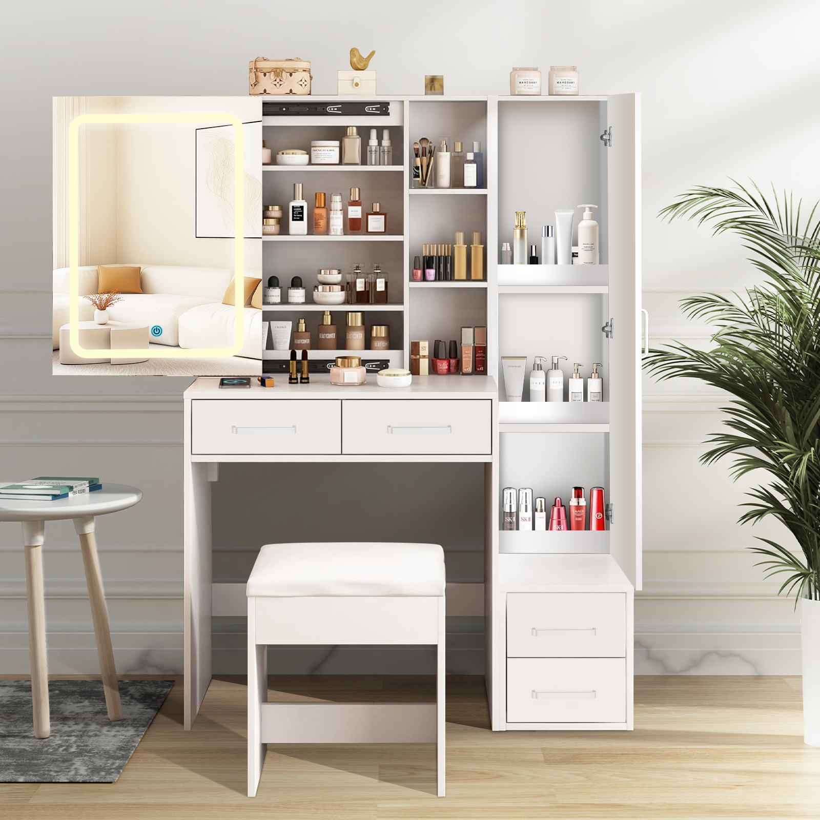 Weißer Schminktisch mit Spiegel, Make-up-Produkten und Hocker. Enthält Schubladen und Schrankraum. Pflanze auf der rechten Seite.