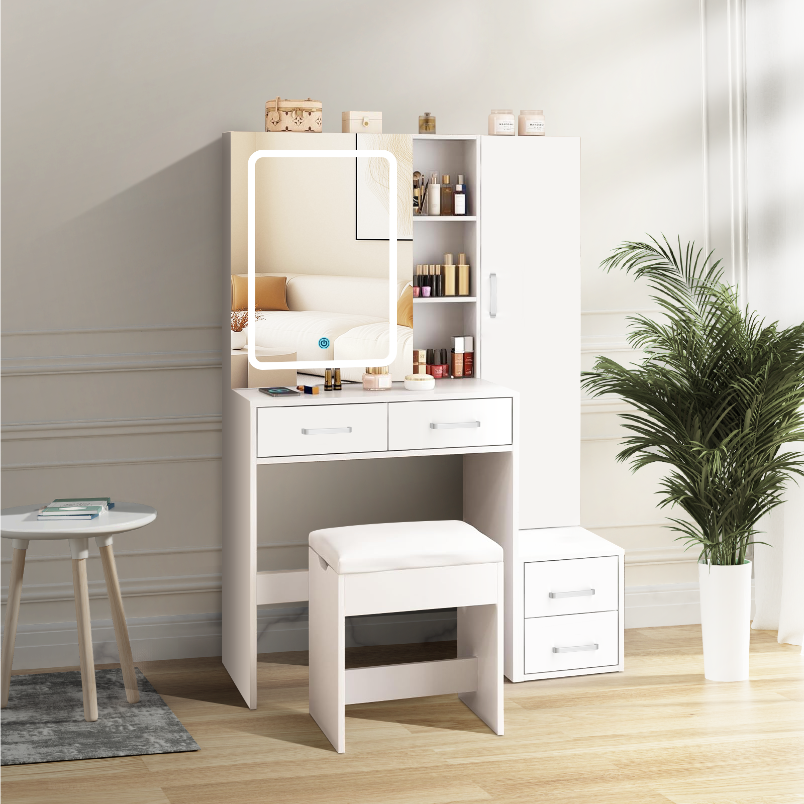 Weißes Schminktisch-Set mit Spiegel, Hocker und Schrank. Make-up-Produkte ausgestellt. Pflanze und kleiner Tisch an den Seiten.