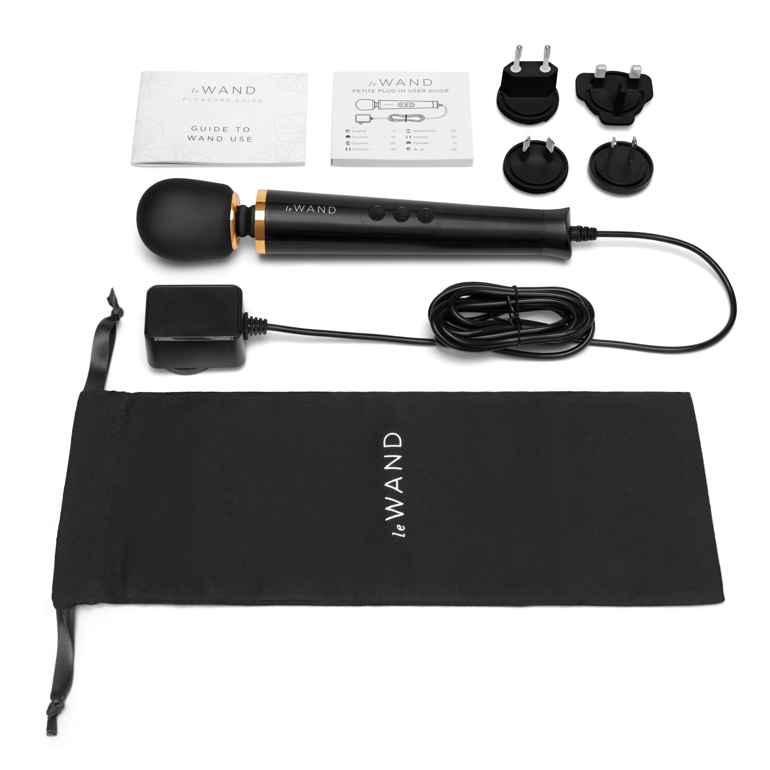 Ein schwarzer Stabmassagegerät mit Zubehör: Ladegerät, Adapter und eine Reisetasche. Weißer Hintergrund.