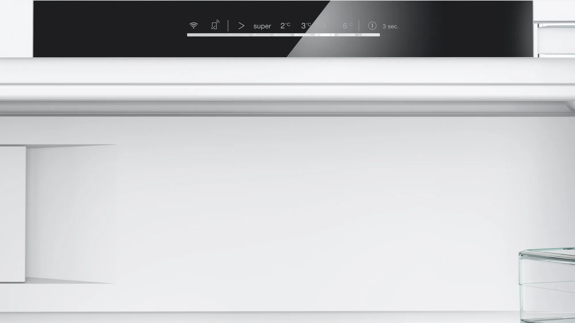 Close-up van het bovenste deel van een witte koelkast, met een digitaal display en interieur.