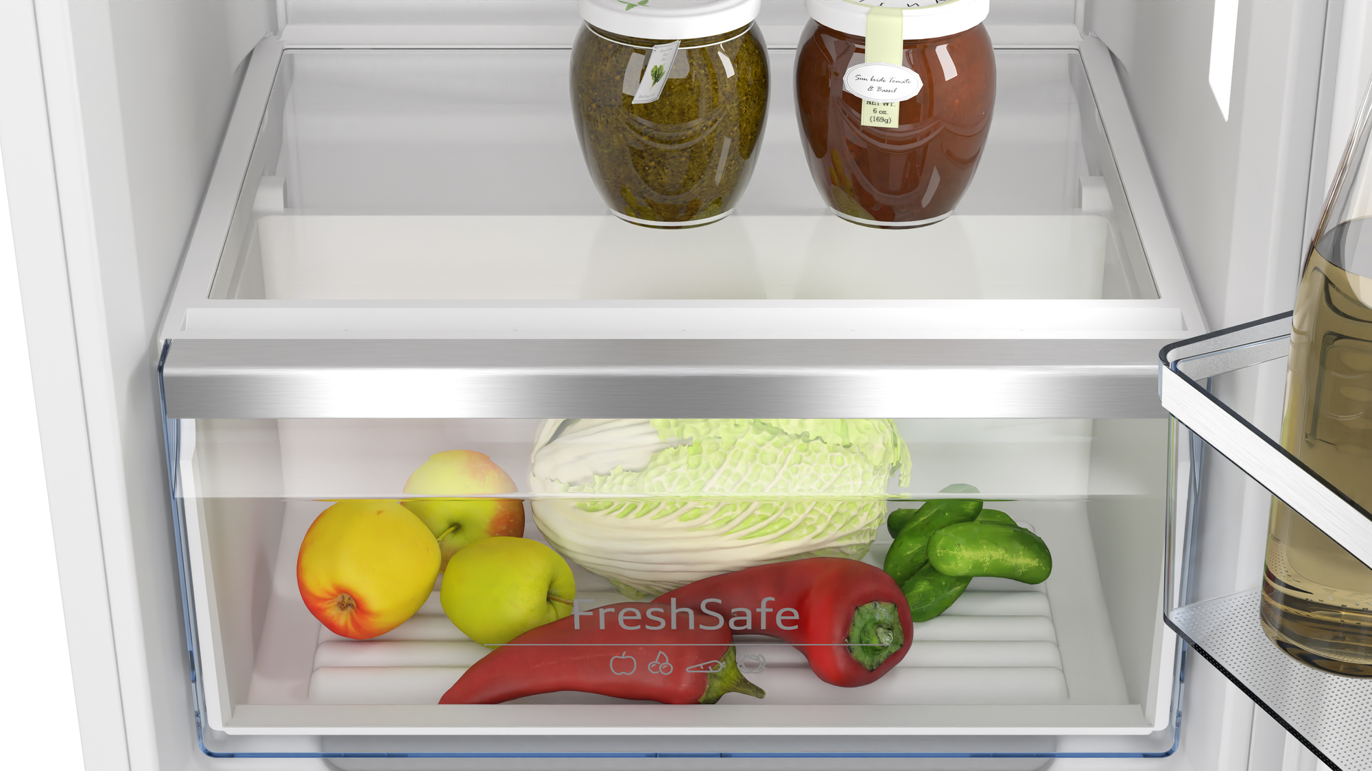 Kühlschublade mit Gemüse, Äpfeln und Gläsern mit Lebensmitteln. FreshSafe-Etikett sichtbar.