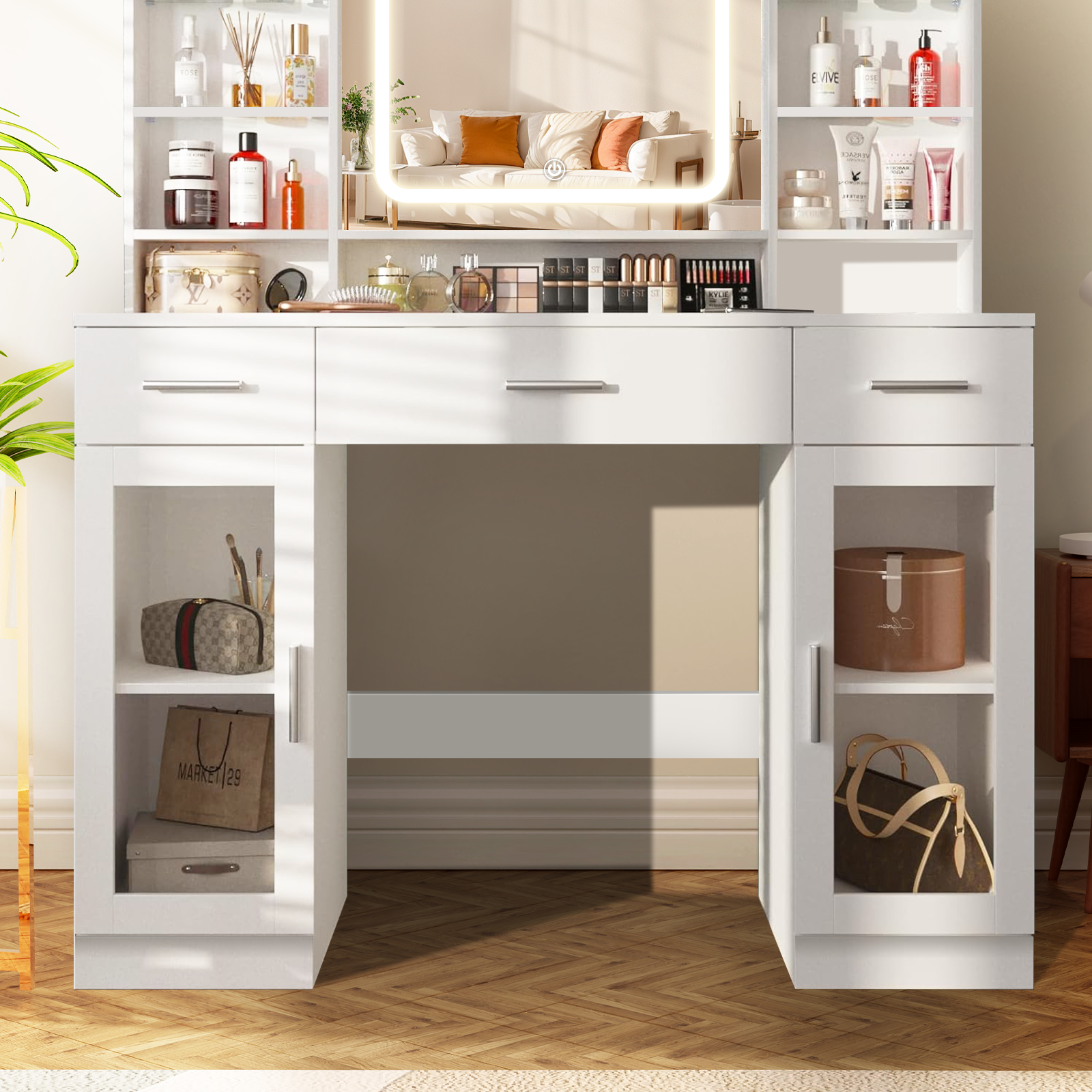Ein weißer Schminktisch vor einer neutralen Wand. Er verfügt über einen Spiegel, Regale, Schubladen und ist mit Schönheitsartikeln gefüllt.