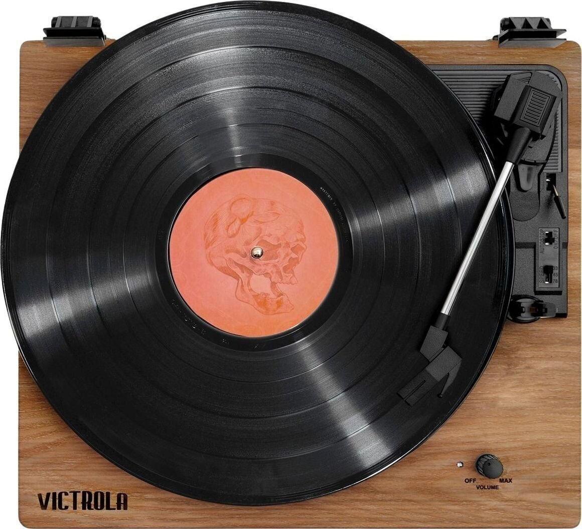 Giradischi con vinile nero ed etichetta a teschio, su base in legno.