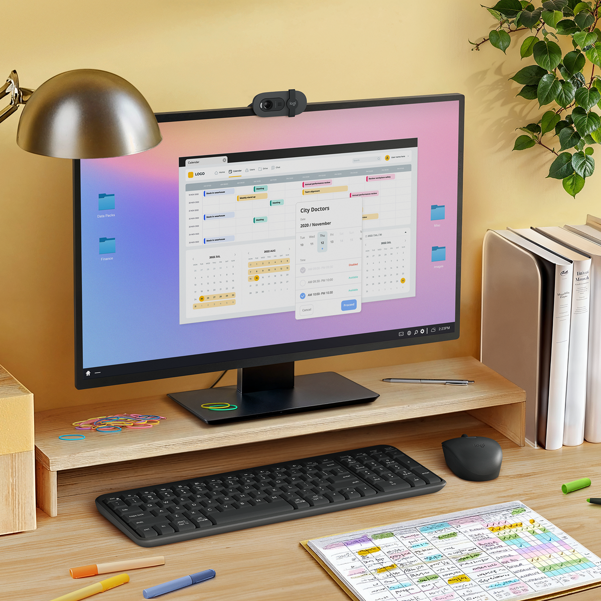Una configurazione scrivania con computer, tastiera e mouse. Un calendario è visualizzato sullo schermo.