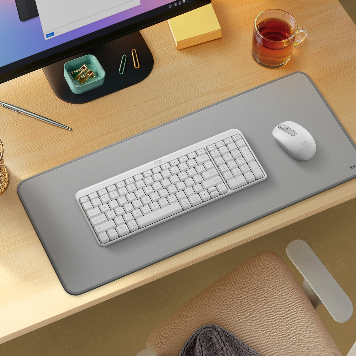 Un primo piano di una configurazione scrivania, che mostra una tastiera, un mouse e un monitor.