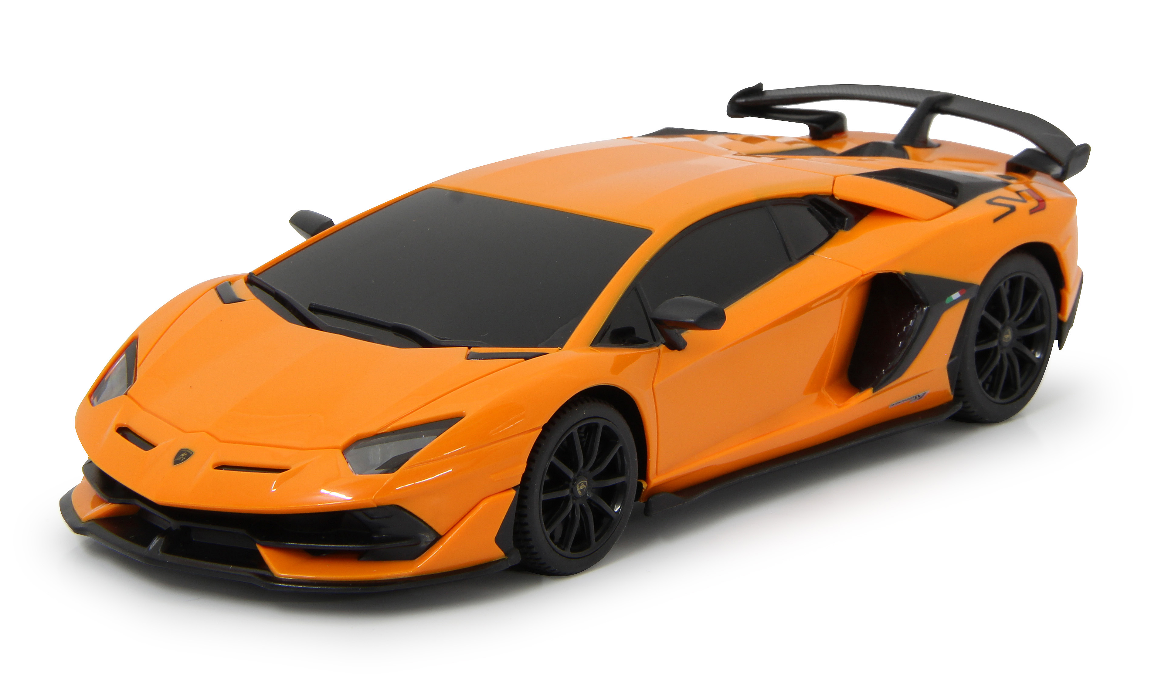 Modelo de coche deportivo naranja con llantas y alerón negros. El coche está sobre una superficie blanca.