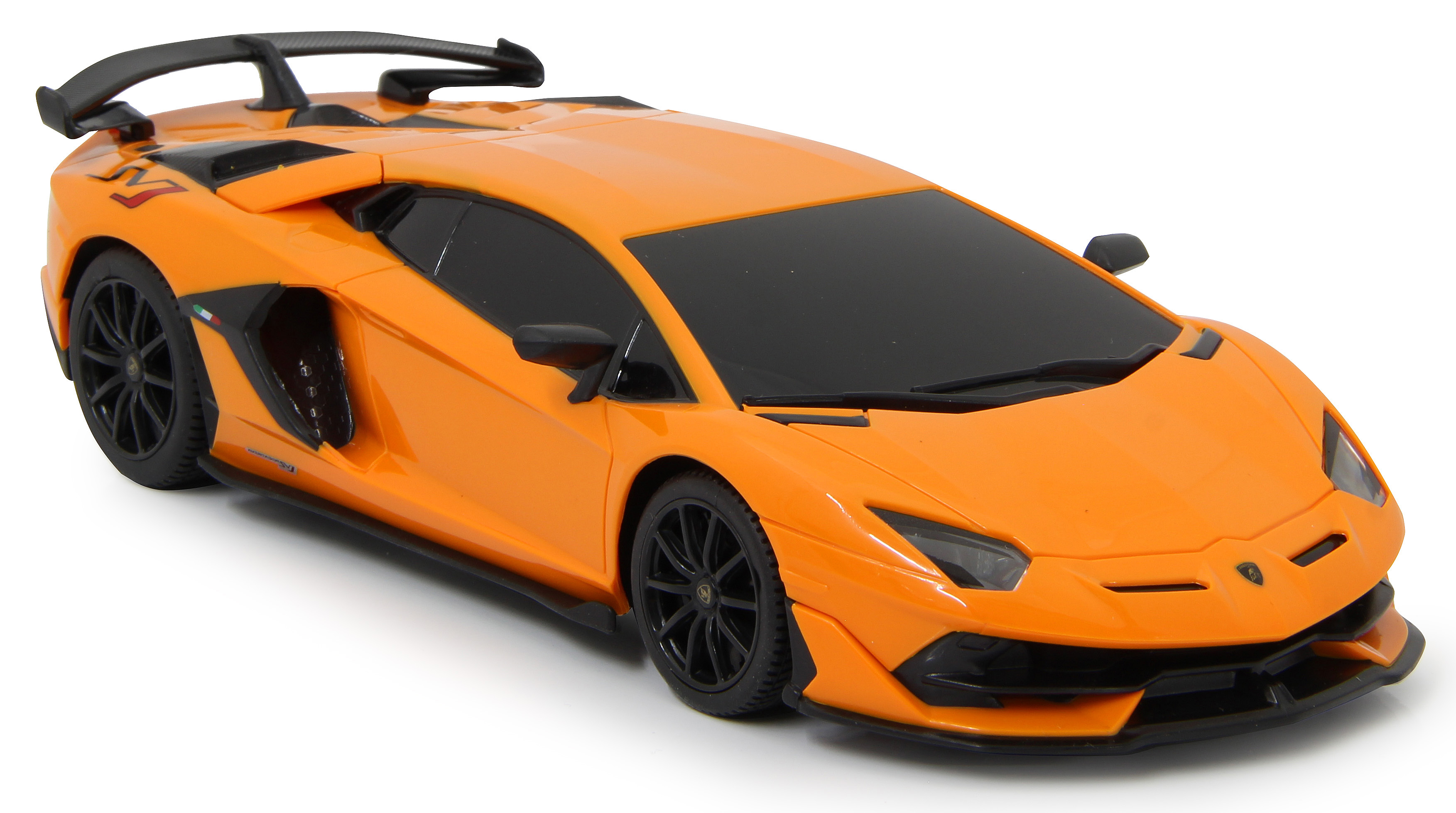 Modelo de coche deportivo naranja con llantas y alerón negros. El coche está sobre una superficie blanca.