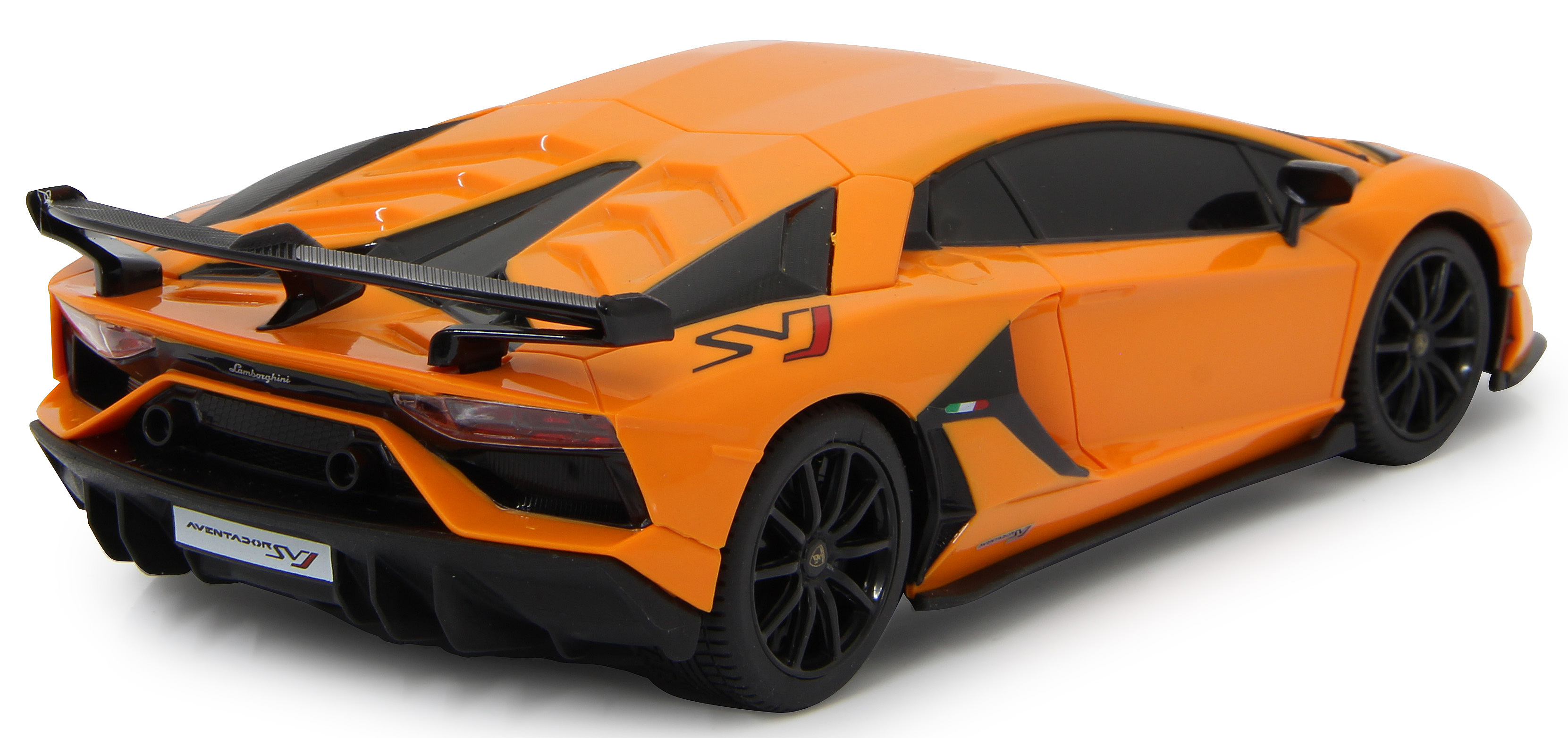 Coche deportivo naranja, Aventador SV, vista trasera. Detalles negros y alerón. Fondo blanco.