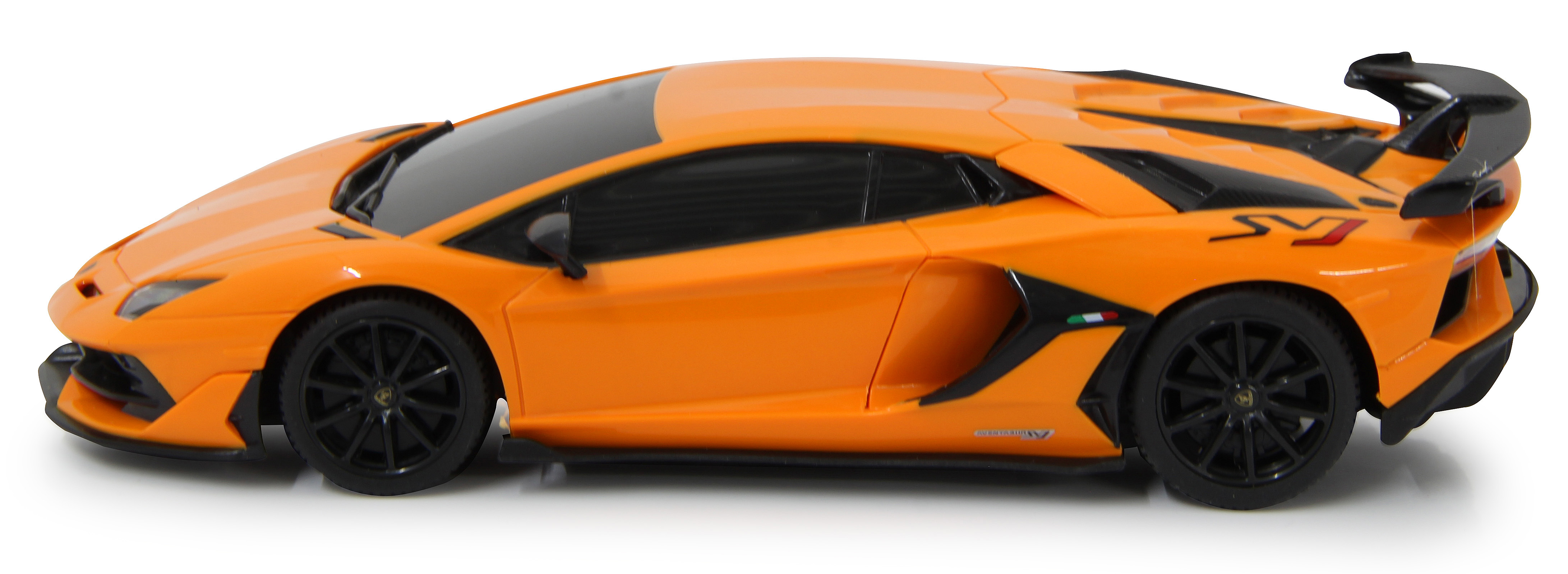 Un coche modelo Lamborghini Aventador SVJ naranja desde el lado. Las ruedas son negras.
