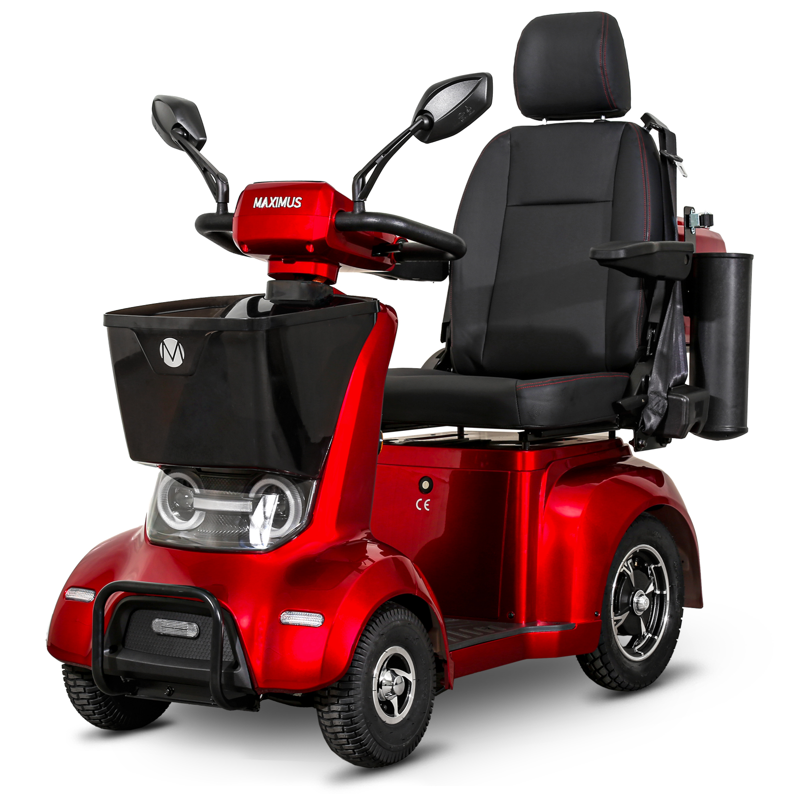 Ein roter Mobilitätsroller auf weißem Grund. Er hat einen Korb und Sitz.