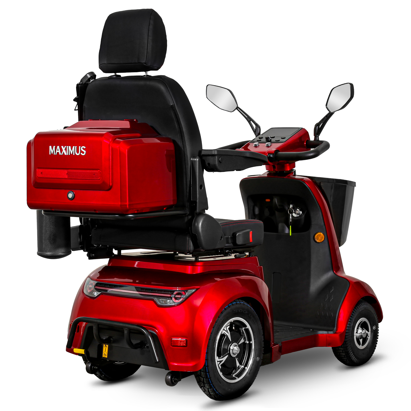 Ein roter Mobilitätsroller auf weißem Grund. Er hat eine Heckbox.