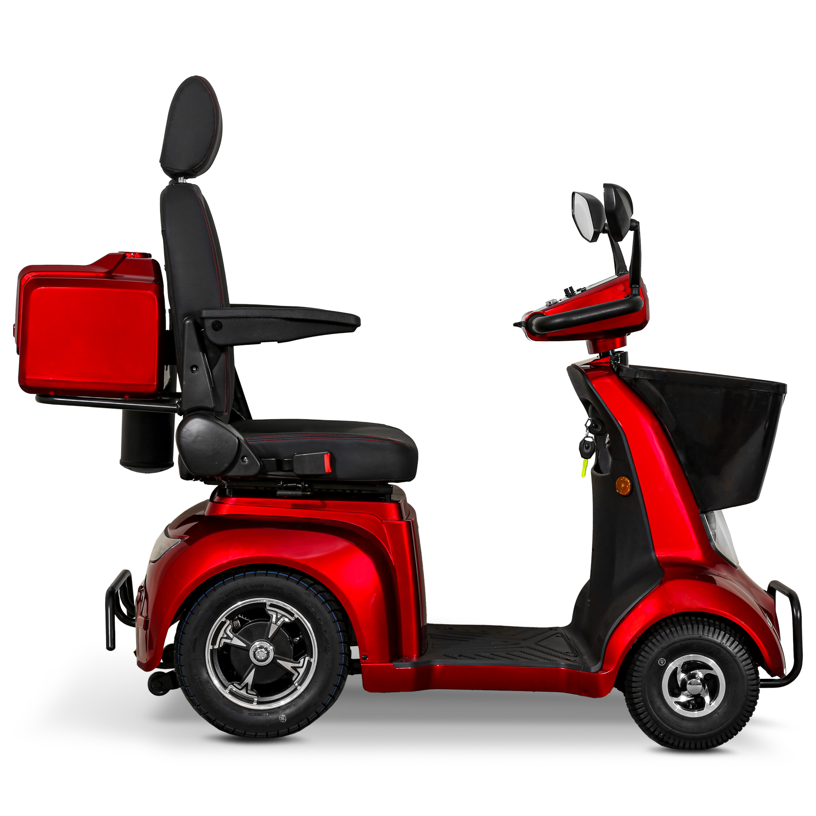 Ein roter Mobilitätsroller auf weißem Grund. Er wird von der Seite betrachtet.