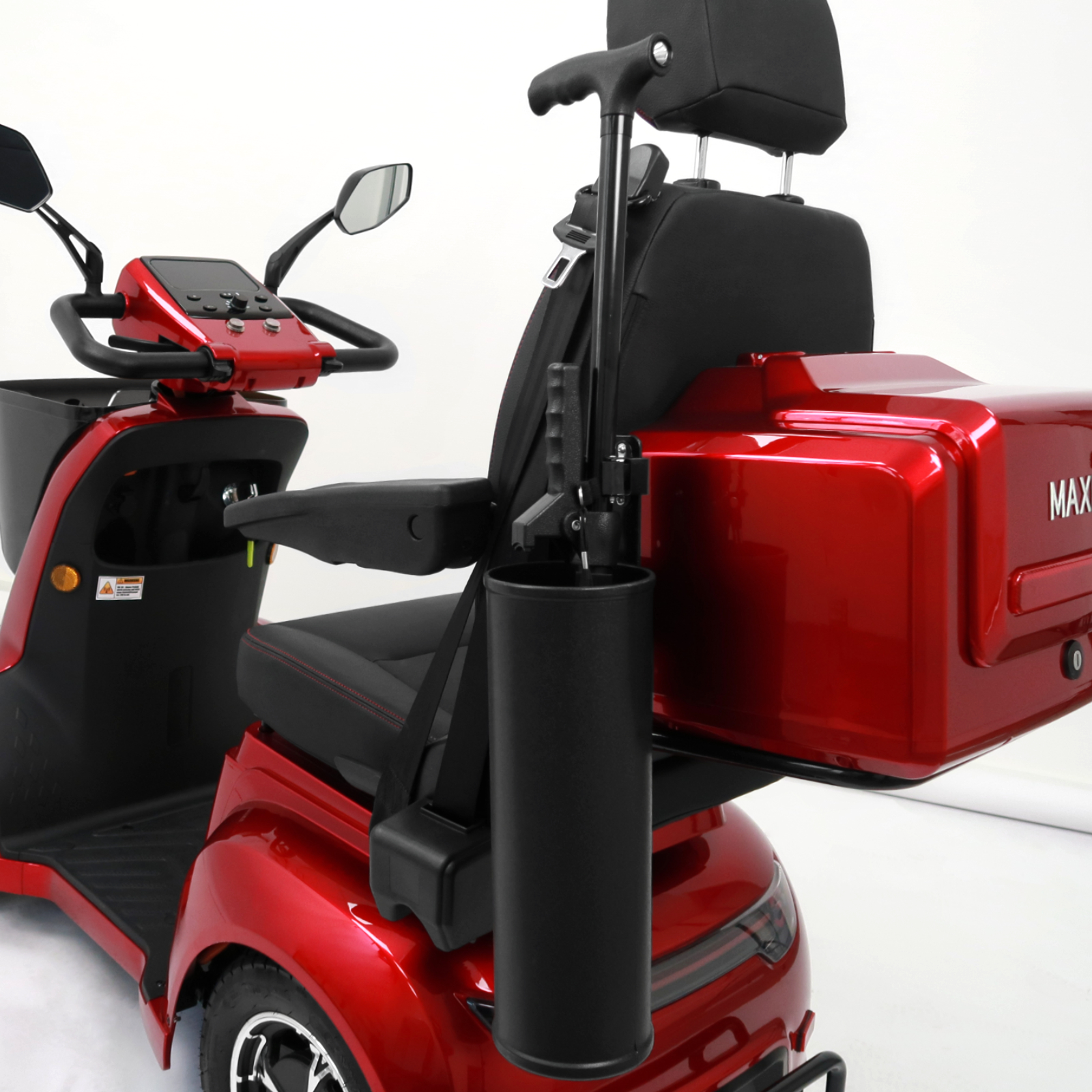 Rückansicht eines roten Mobilitätsrollers. Es hat eine Aufbewahrungsbox, einen Stockhalter und einen schwarzen Sitz.
