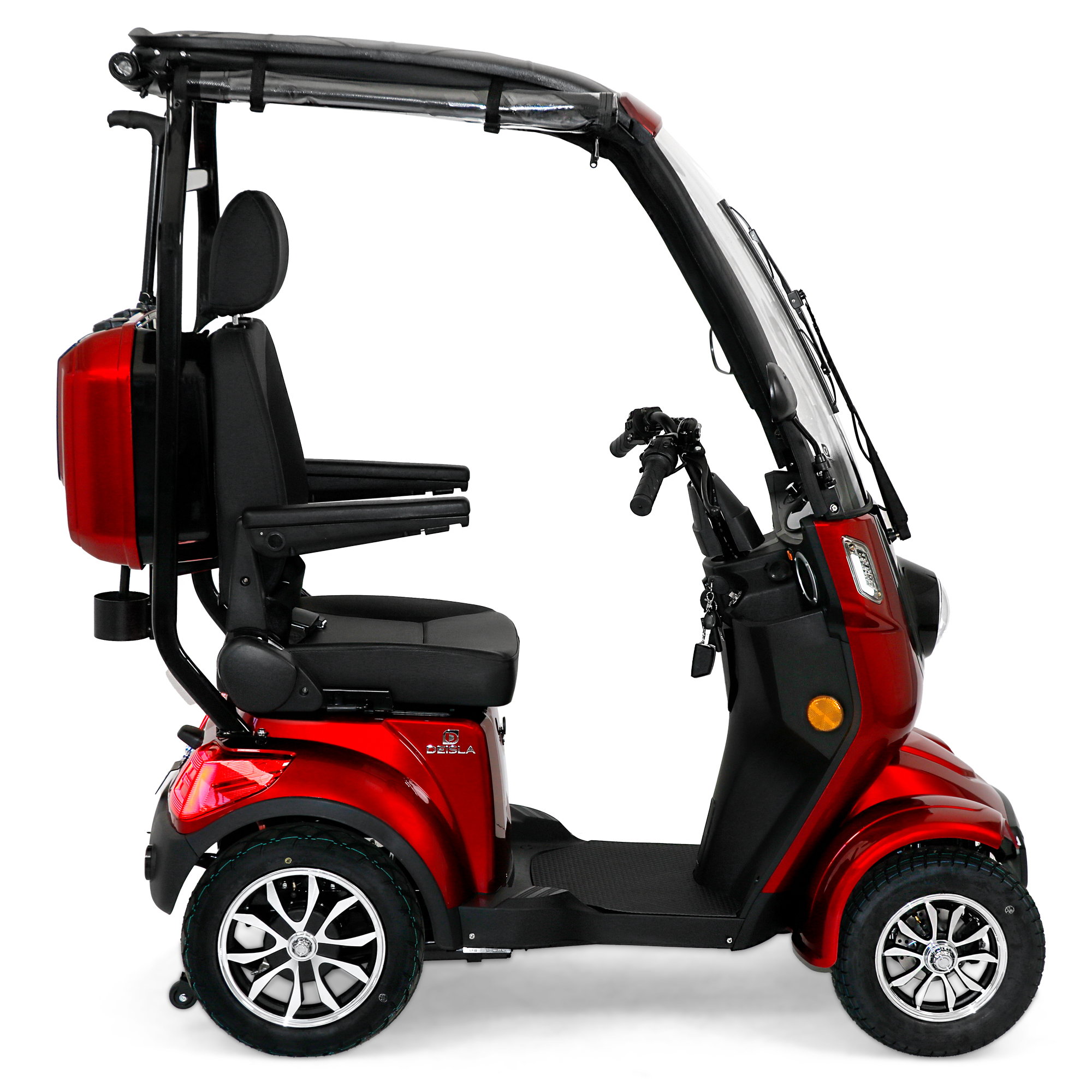 Roter Mobilitätsroller mit schwarzem Sitz, Verdeck und vier Rädern. Es hat eine Seitenansicht.