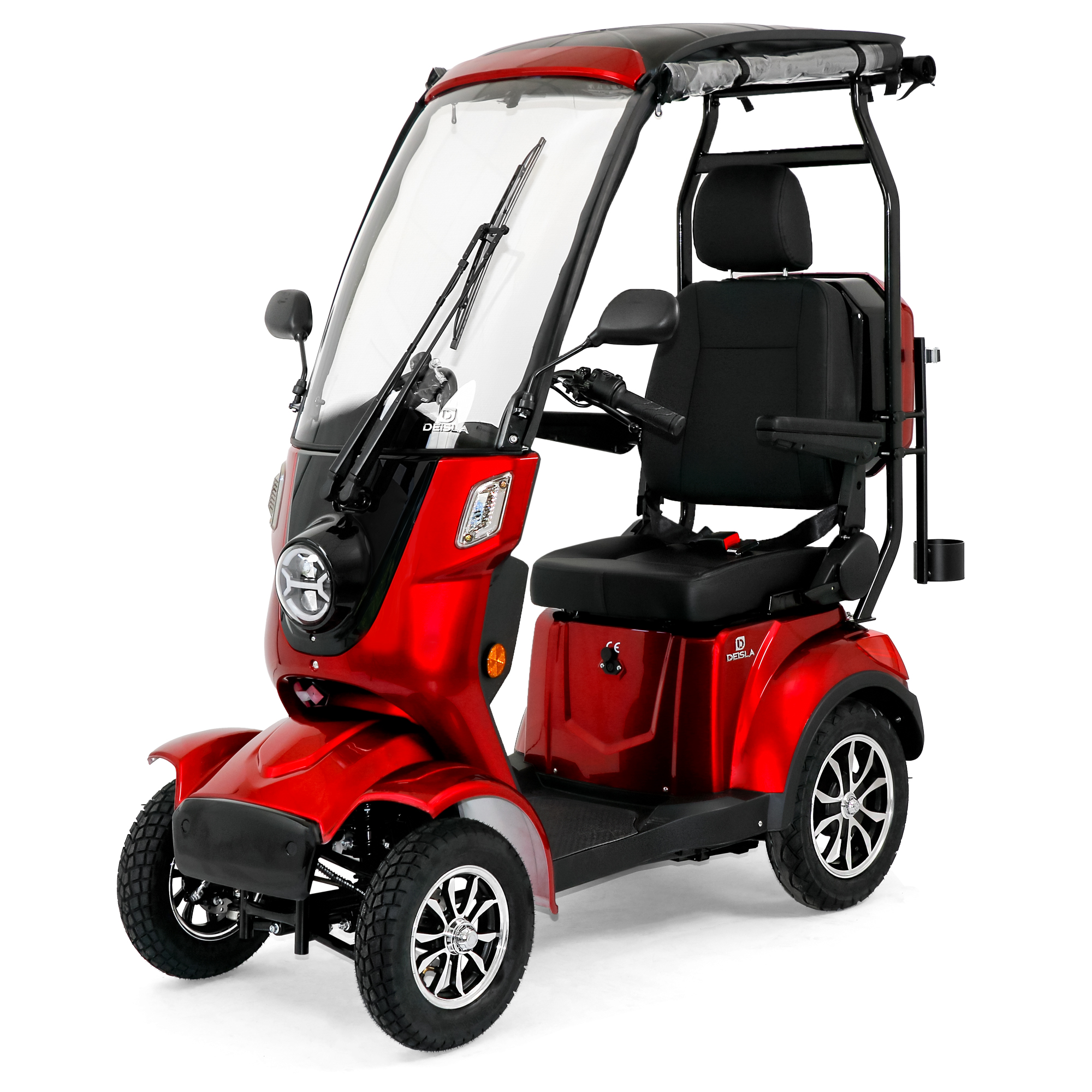 Roter Mobilitätsroller mit Verdeck. Er hat vier Räder, einen Sitz und eine Windschutzscheibe. Weißer Hintergrund.