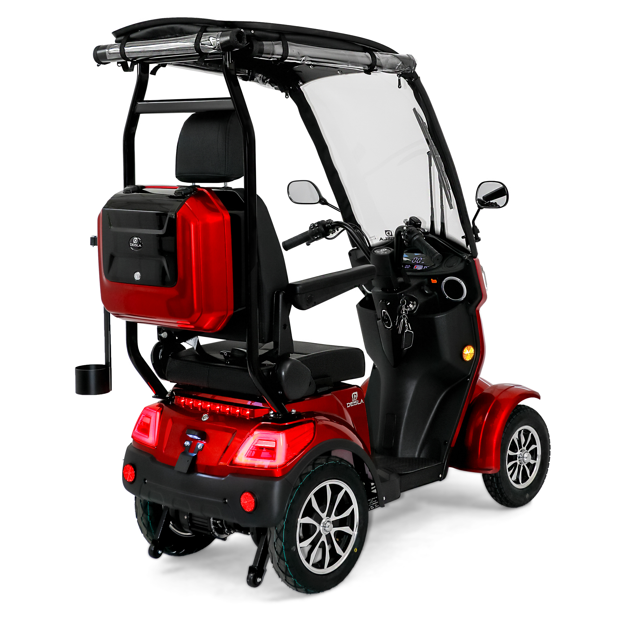 Roter Mobilitätsroller mit Verdeck. Er hat einen Sitz, Stauraum und drei Räder. Der Hintergrund ist weiß.