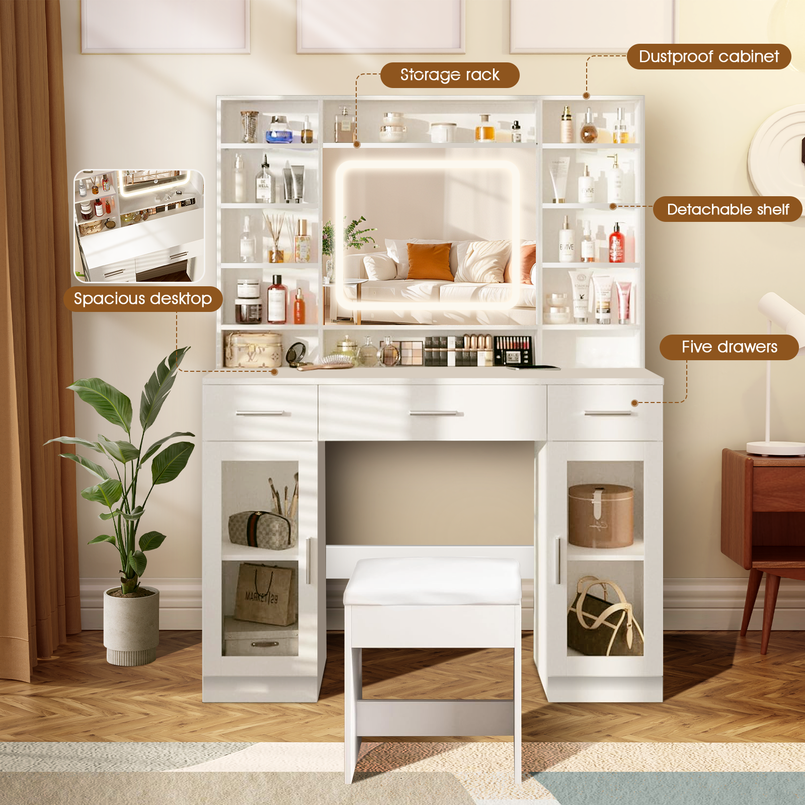 Weißer Schminktisch mit Spiegel und Hocker. Zeigt Hautpflegeprodukte, Make-up und Accessoires. Pflanze im Topf.