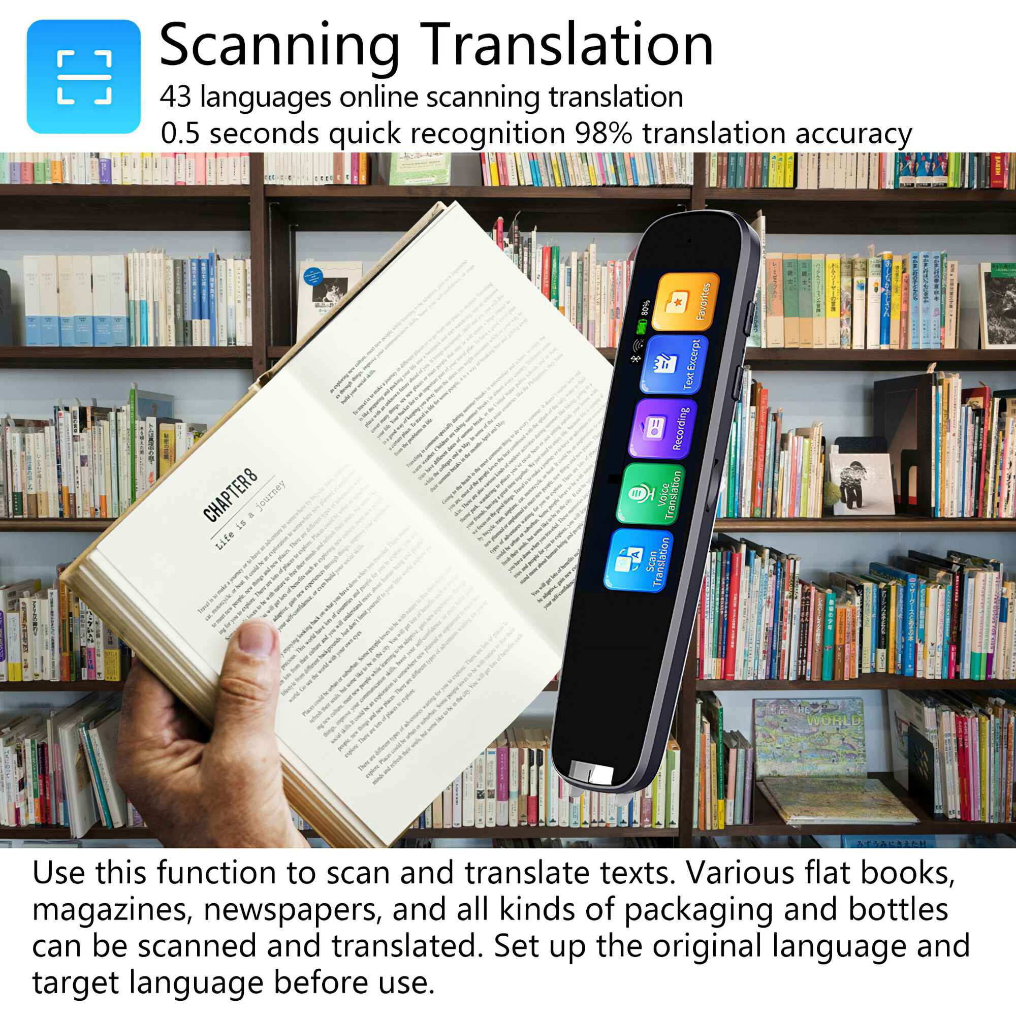 Person hält Übersetzungsstift über offenem Buch. Der Stift scannt den Text. Bücherregale im Hintergrund.