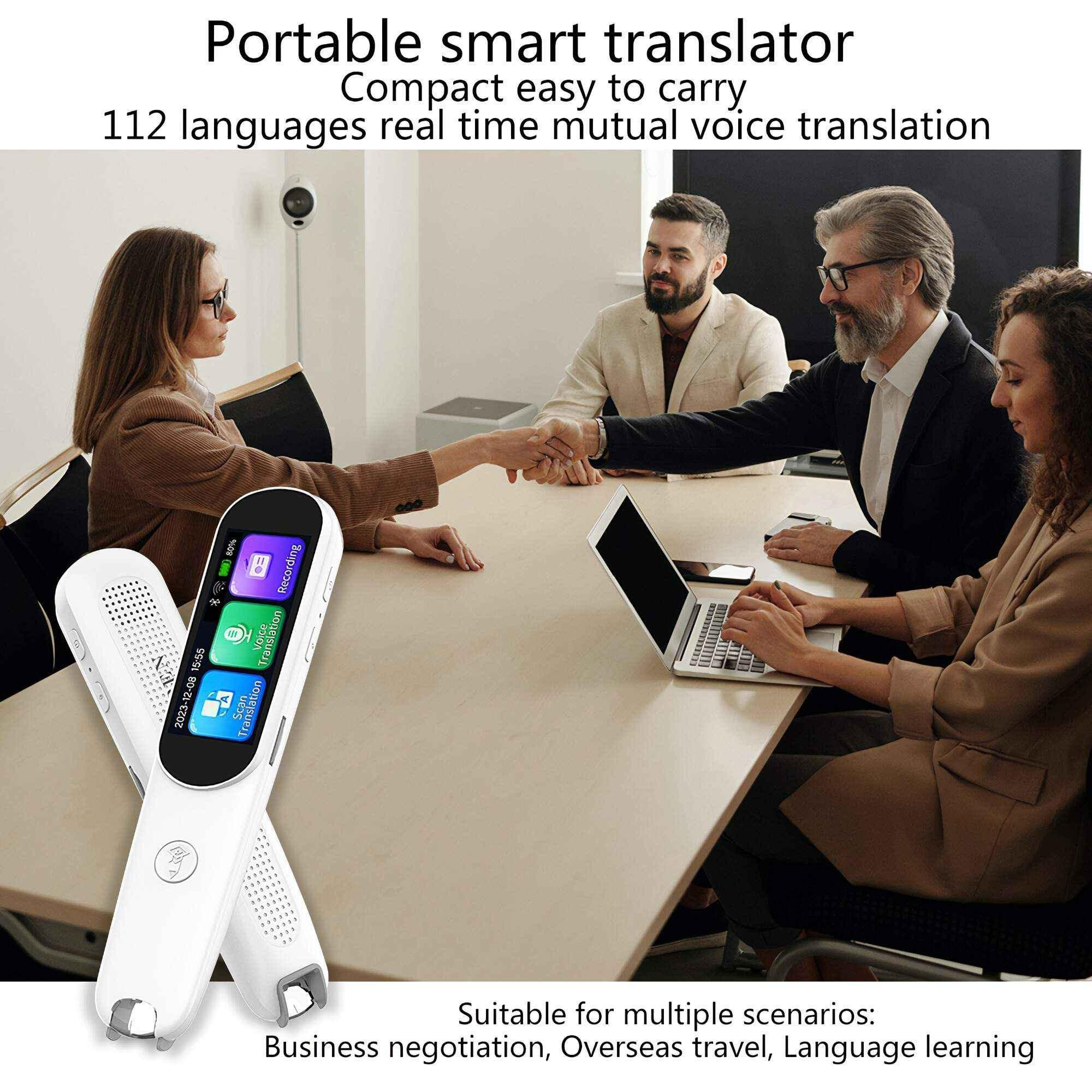 Personen sitzen an einem Tisch und benutzen zwei weiße tragbare Übersetzer mit Text und Symbolen auf dem Bildschirm.