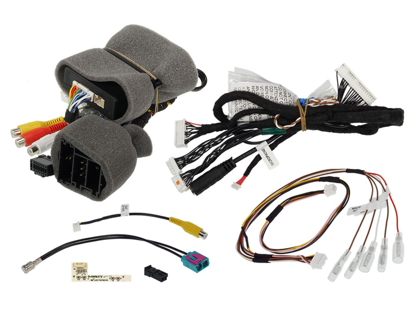 Verschiedene Kabel mit Anschlüssen und eine schwarze Box mit Schaumstoff, möglicherweise Komponenten für Auto-Audio- oder Videosysteme.