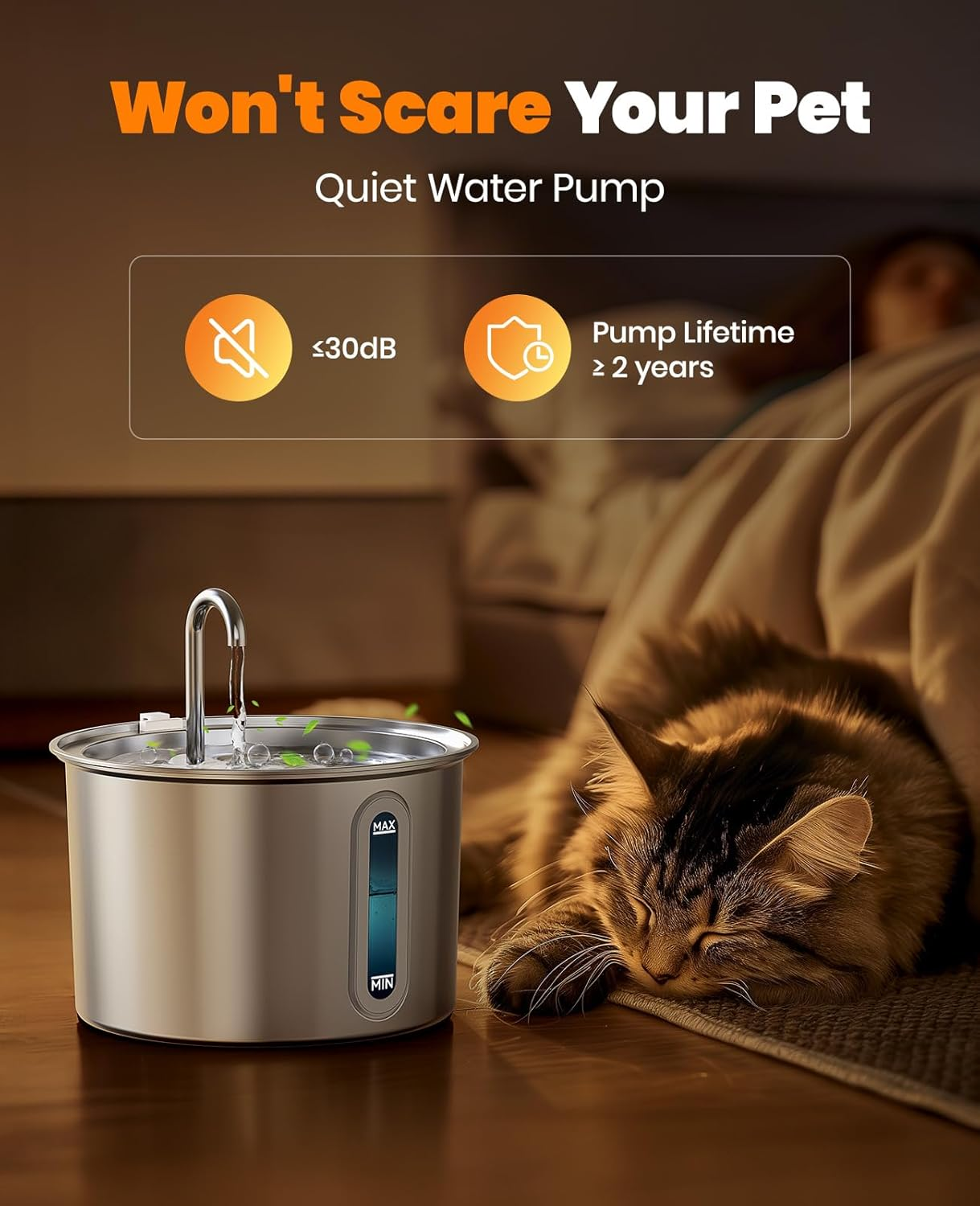 Eine Katze ruht in der Nähe eines Wasserbrunnens. Text wirbt für eine leise Pumpe und lange Lebensdauer.
