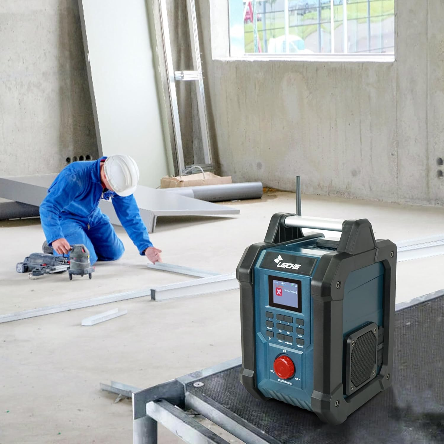 Un cantiere edile con un uomo in tuta blu. Una radio con un bottone rosso è su un supporto.