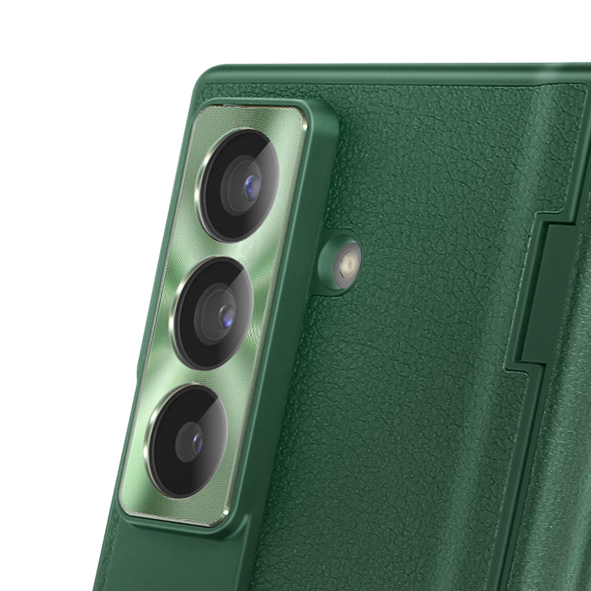 Primo piano di una custodia verde per telefono con tre obiettivi. La custodia è strutturata e ha un flash.