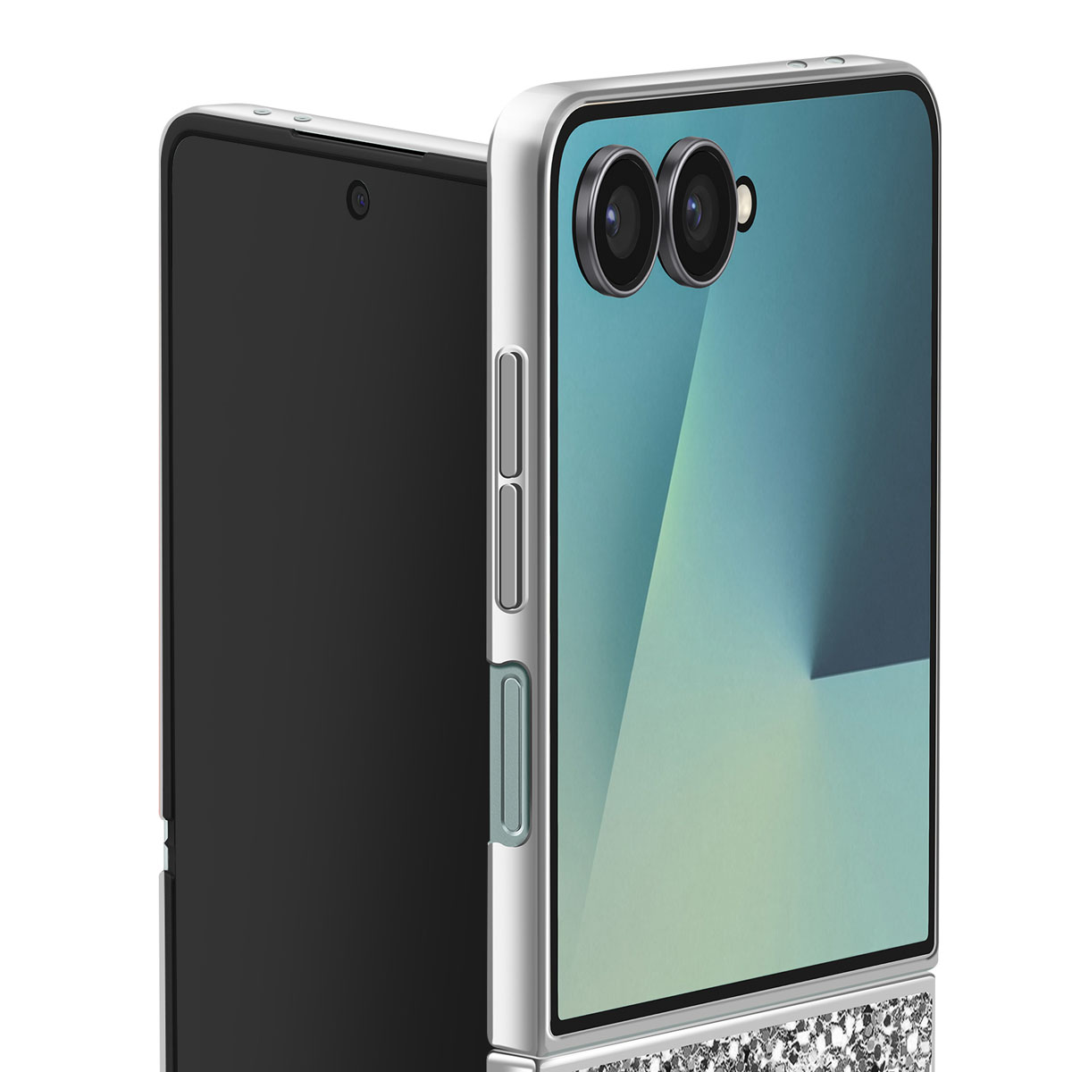 Gros plan sur un téléphone pliable dans un étui. L'étui est argenté et a une texture de paillettes. Le téléphone est partiellement ouvert.