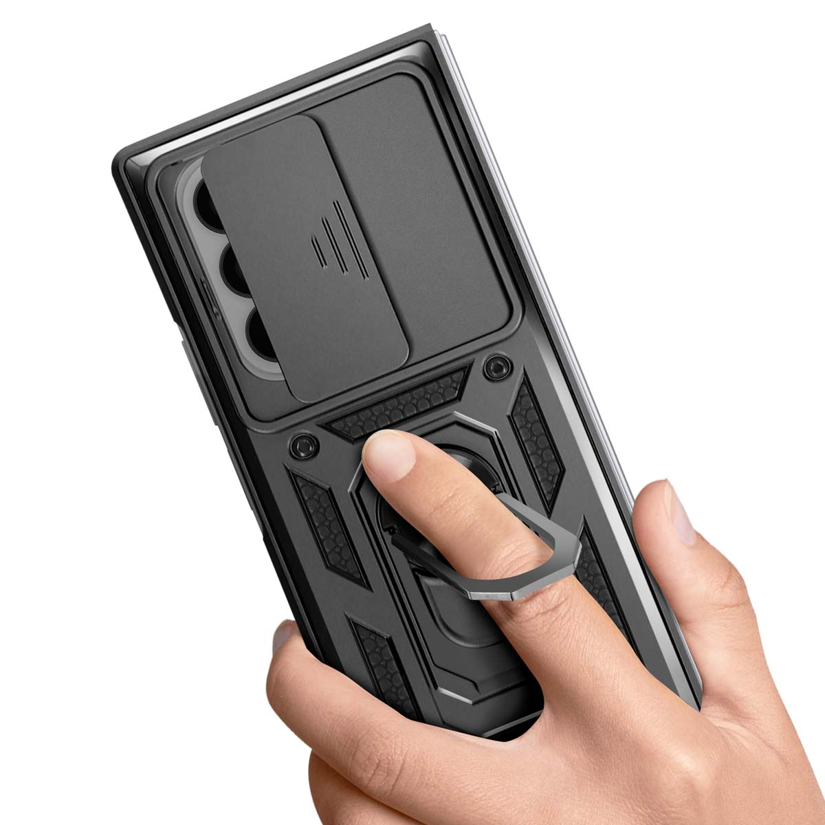 Zwarte telefoonhoes met een ringhouder en een schuifbare camerabescherming, vastgehouden door een vinger.