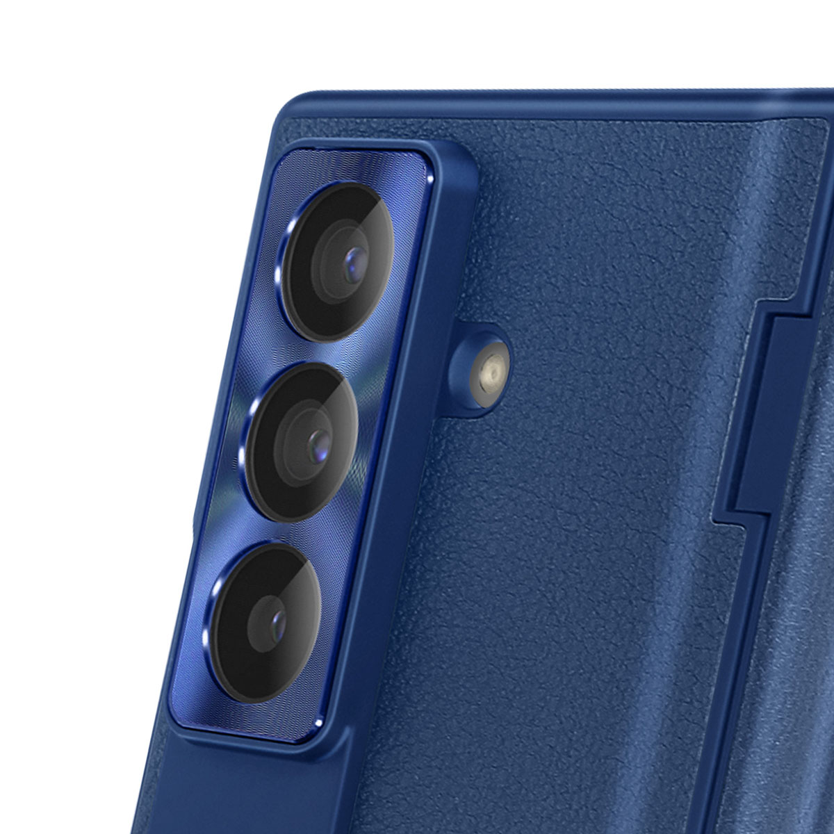 Primo piano di un modulo fotocamera blu per telefono. Ha tre lenti e un flash. Lo sfondo è una superficie blu strutturata.