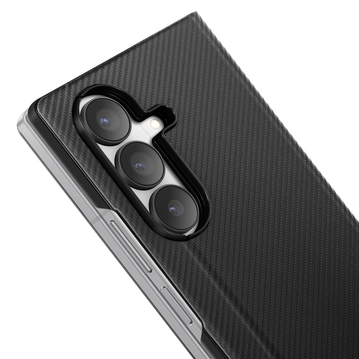 Een close-up van een telefoonhoesje met een cameramodule en een zwarte, getextureerde achterkant.
