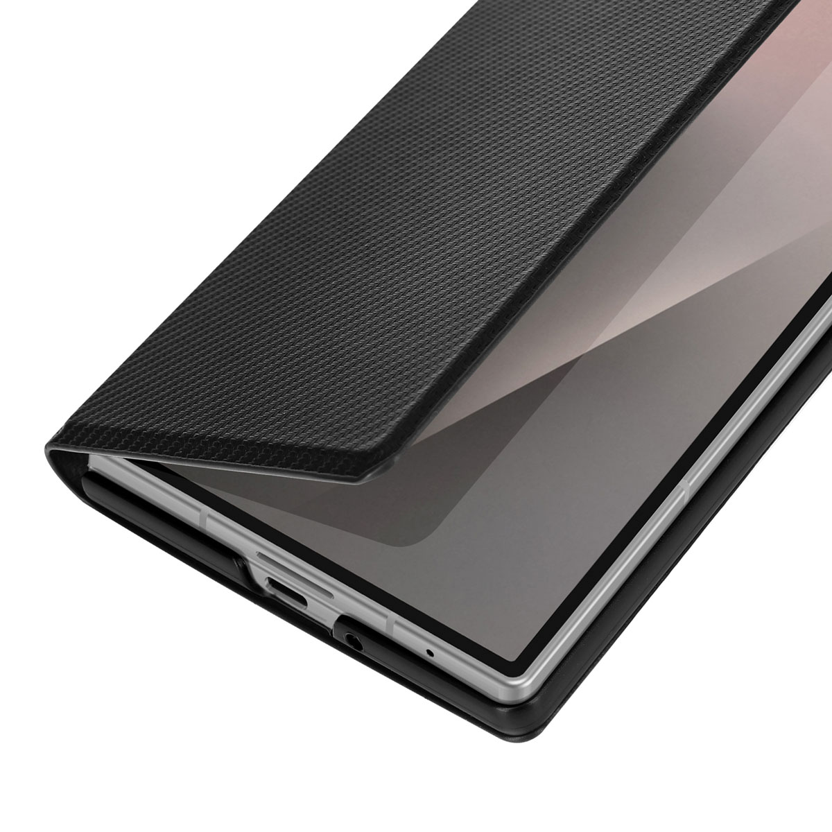 Een zwart telefoonhoesje met een gestructureerd oppervlak. Het is open en toont een deel van een telefoonscherm.