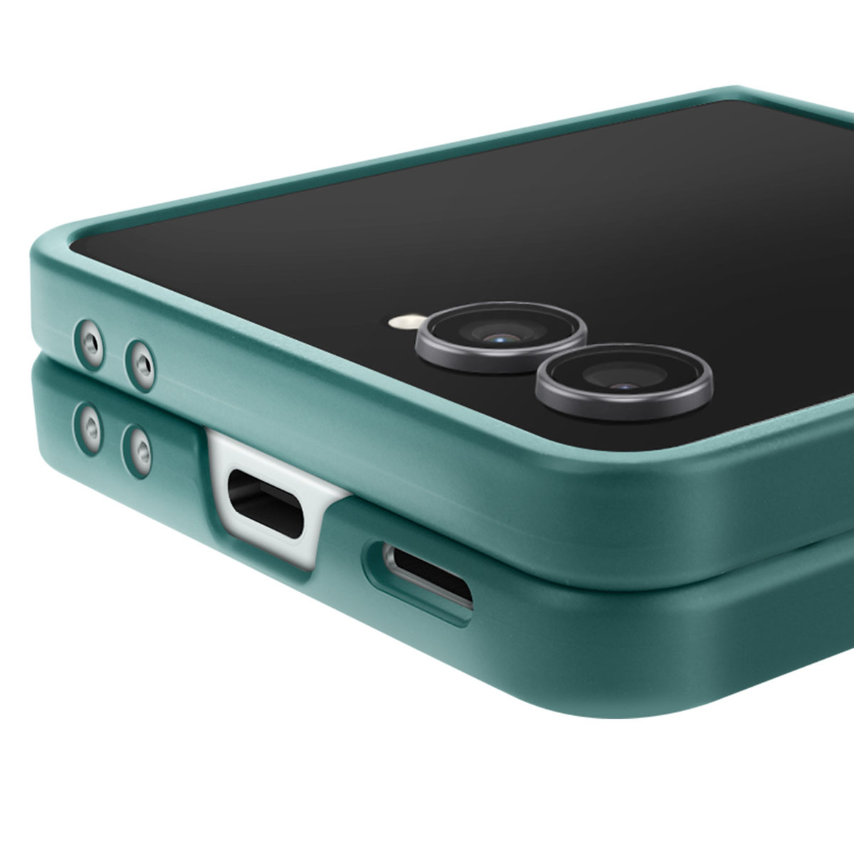 Telefono pieghevole verde in una custodia verde. Il telefono è chiuso. La fotocamera e la porta di ricarica sono visibili.