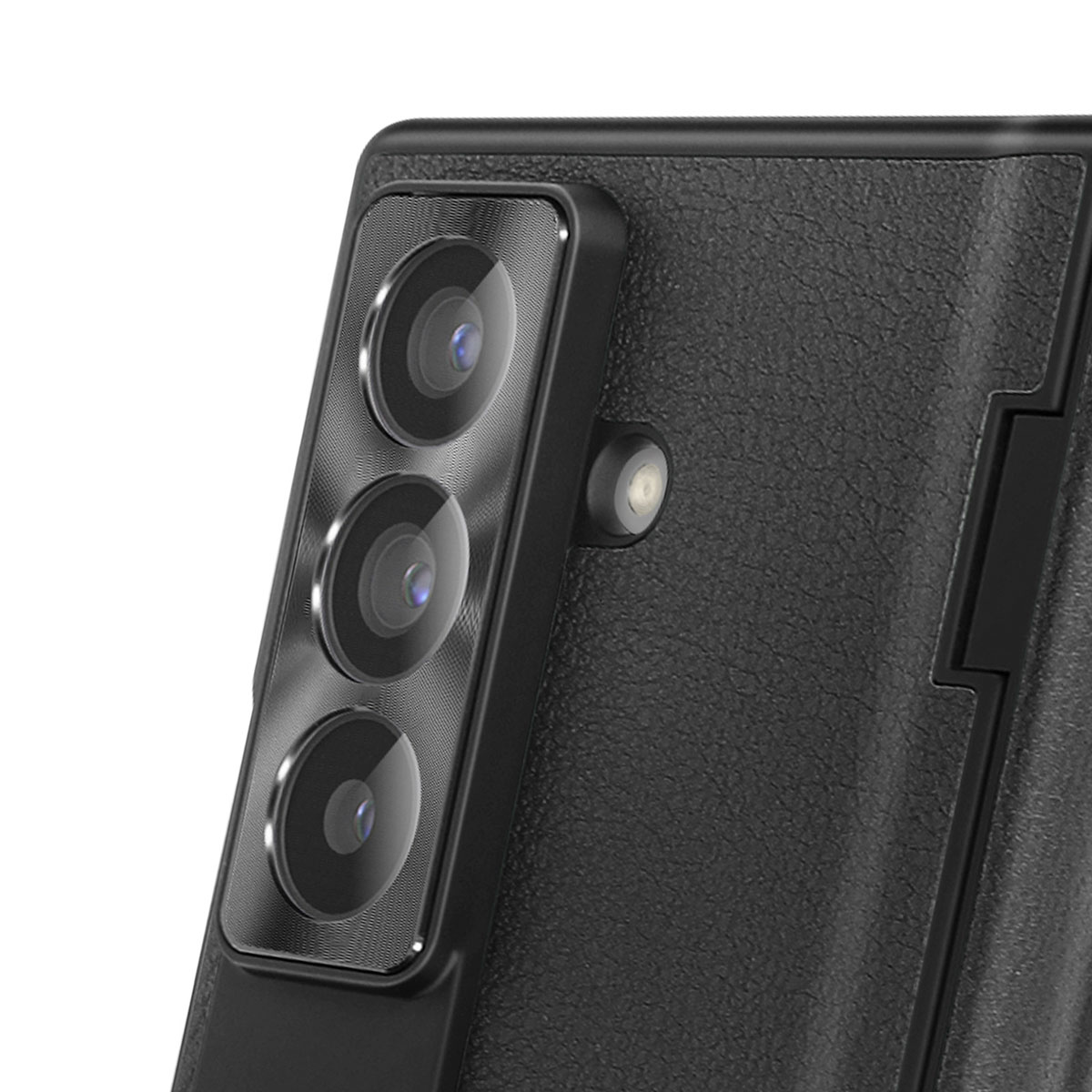 Primo piano della fotocamera posteriore di un telefono pieghevole nero con tre lenti.