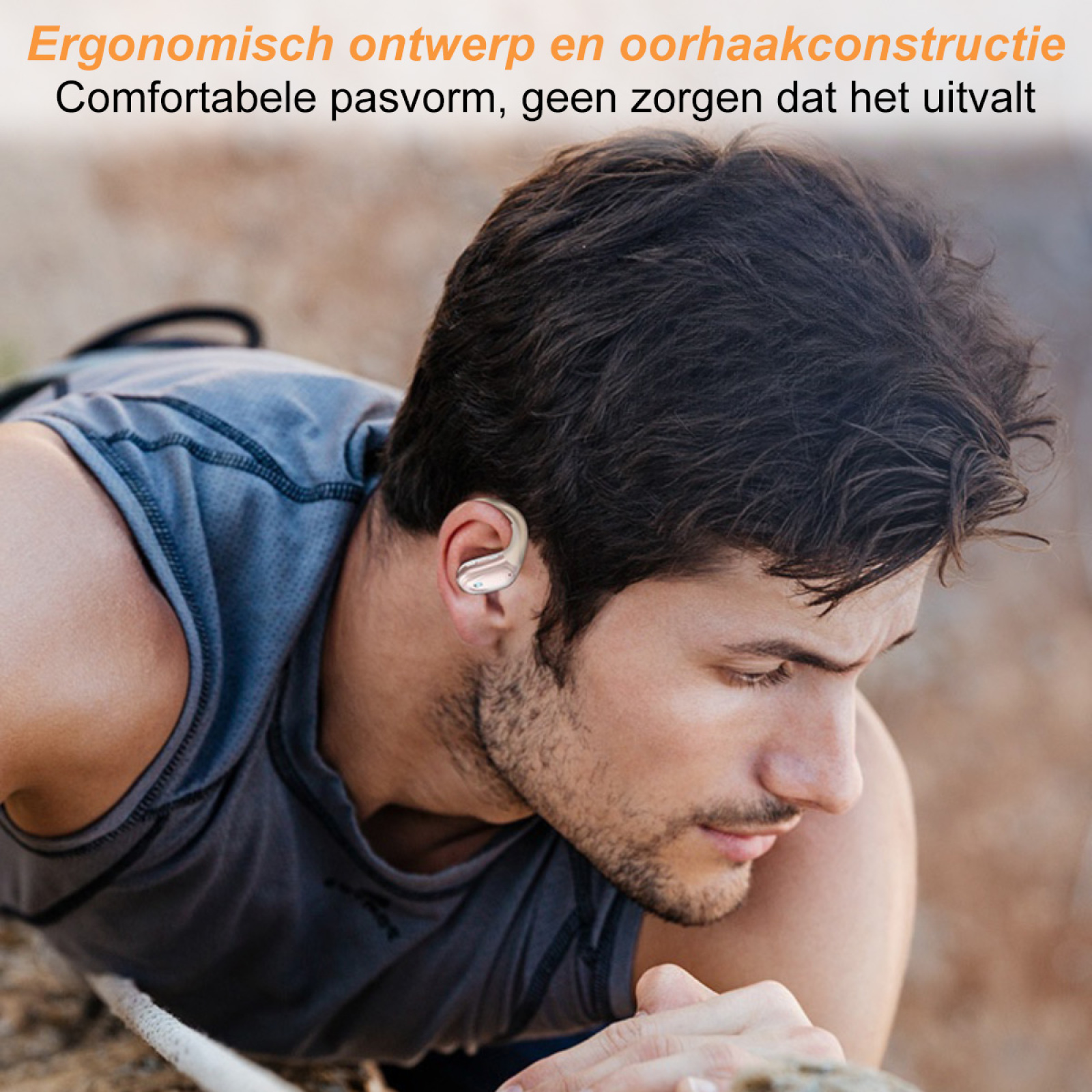 Mann mit Ohrhörern, der nach unten schaut. Text sagt, es ist ein ergonomisches Design für bequemen Sitz.