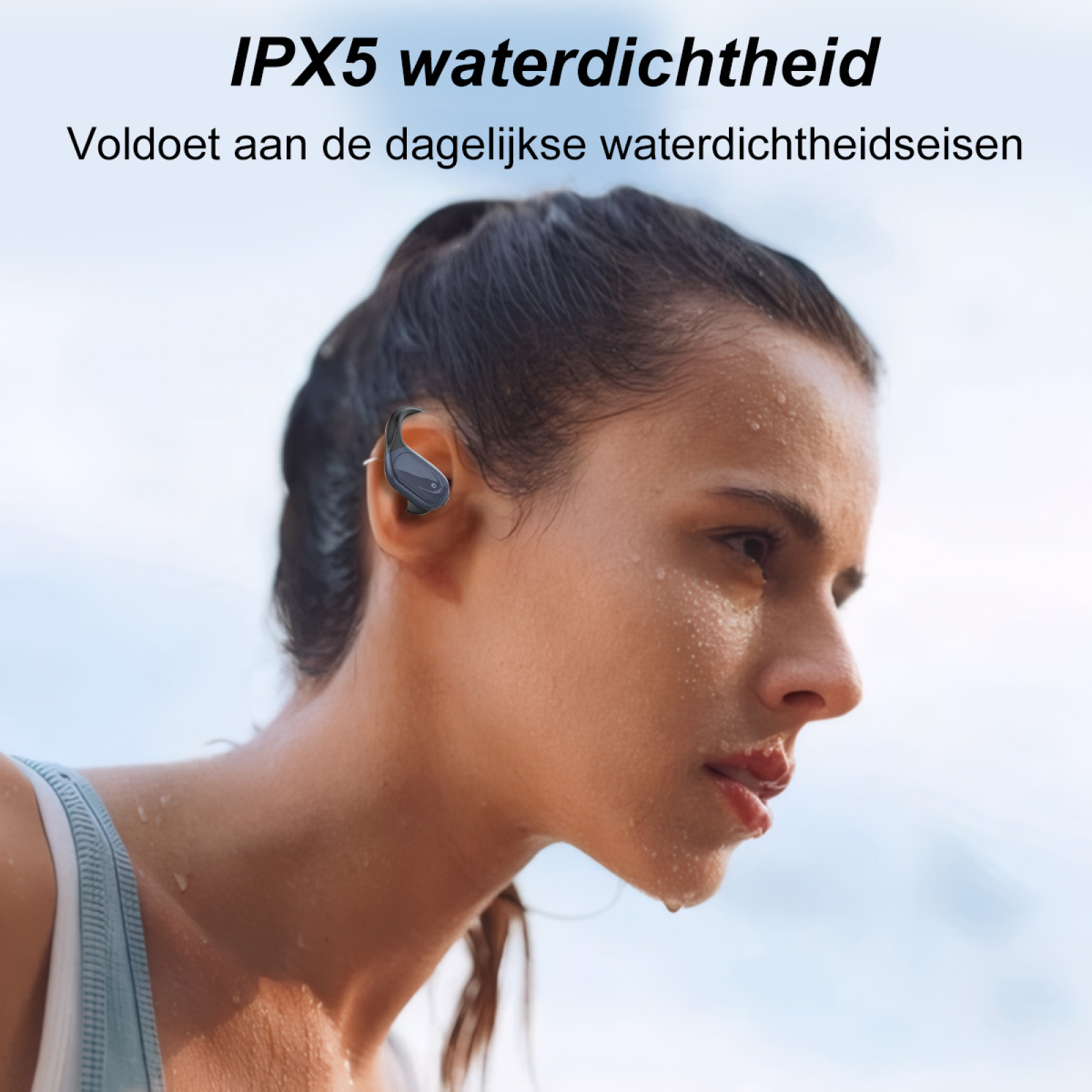 Eine verschwitzte Frau mit Ohrhörer im Ohr. Der Text lautet: "IPX5 waterdichtheid, Voldoet aan de dagelijkse waterdichtheidseisen".