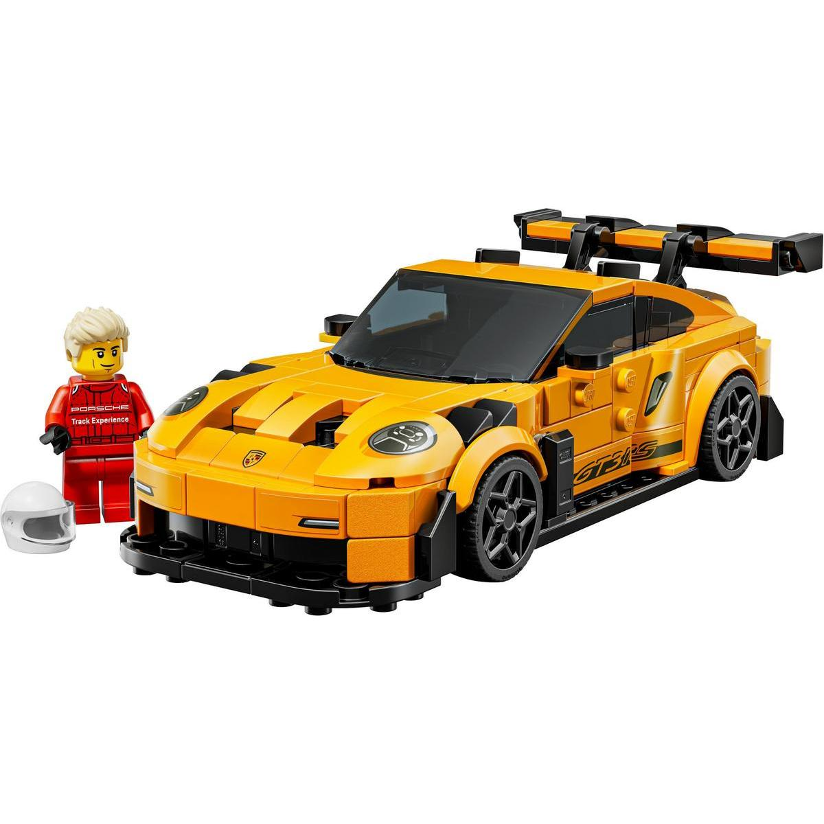 Model samochodu Lego Porsche GT3 RS z minifigurką i kaskiem na białym tle.
