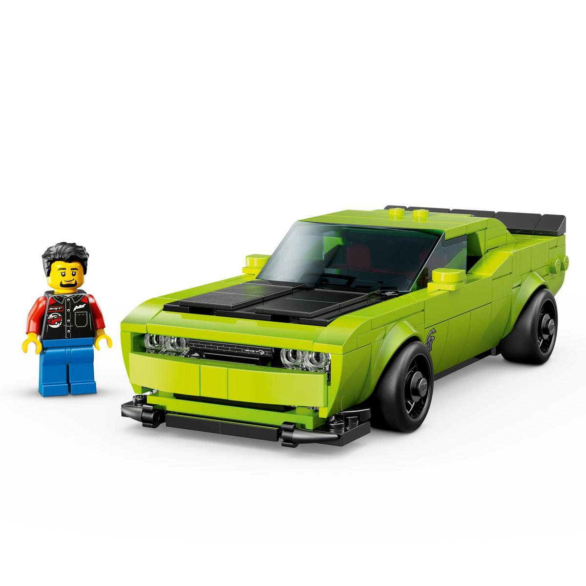 Zielony samochodzik z minifigurką. Samochód to Lego Speed Champions Dodge Challenger SRT Hellcat, a tło jest białe.