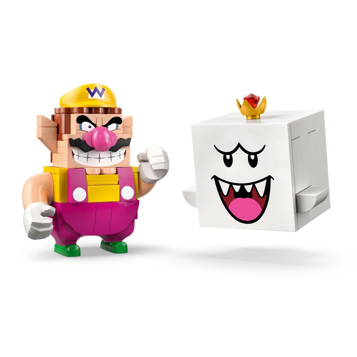 Figurka Wario w żółtym kapeluszu i kombinezonie, obok białej figurki Boo z koroną. Obie to postacie Lego.