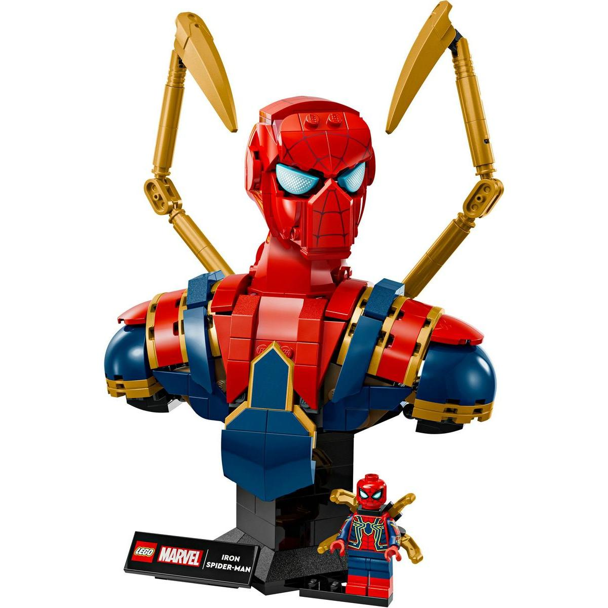 Popiersie Iron Spider-Man LEGO z minifigurką. Dominują kolory czerwony i niebieski. Popiersie na czarnym postumencie.
