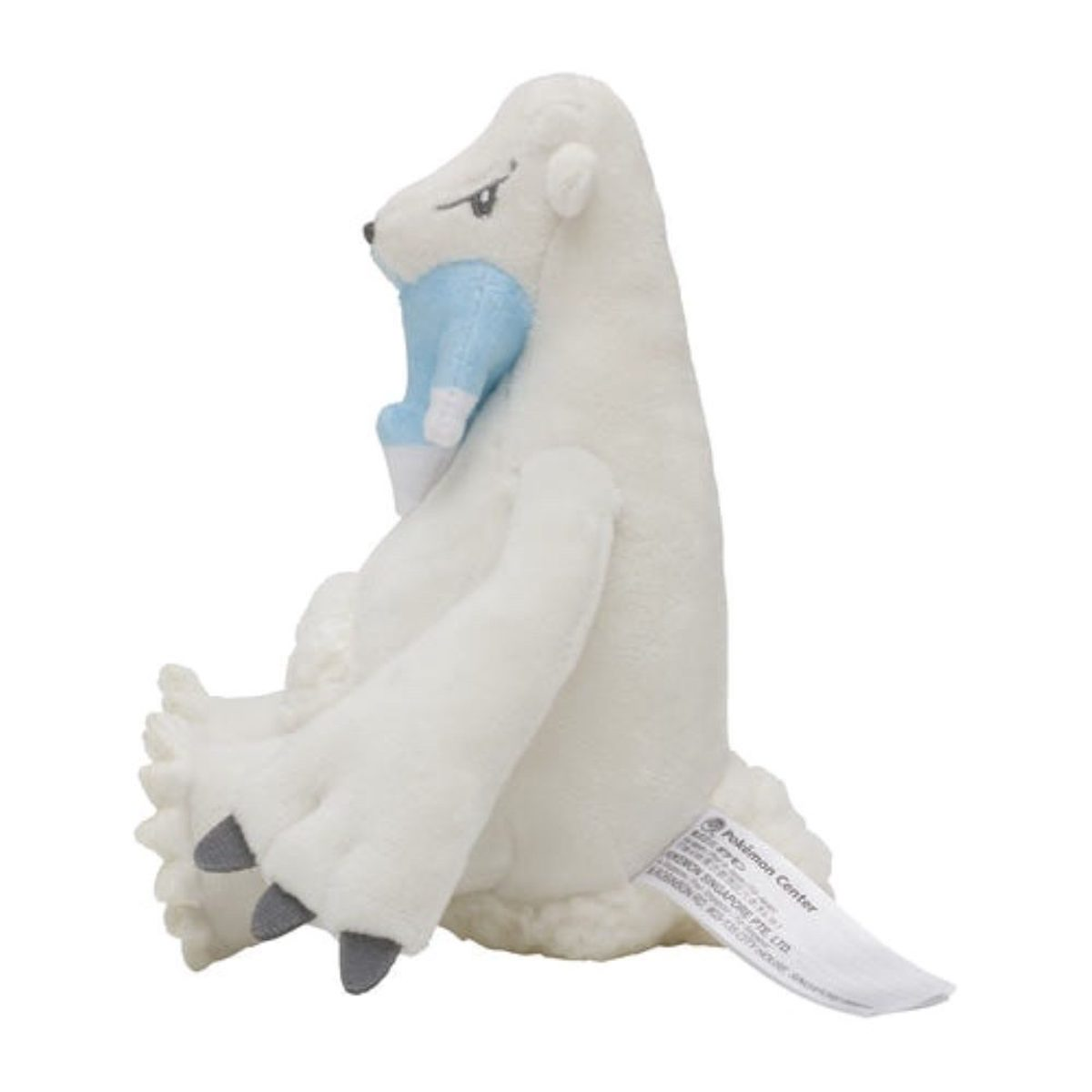 Ein weißes Plüschtier mit einer blauen Figur um den Hals, das in einer entspannten Position sitzt.