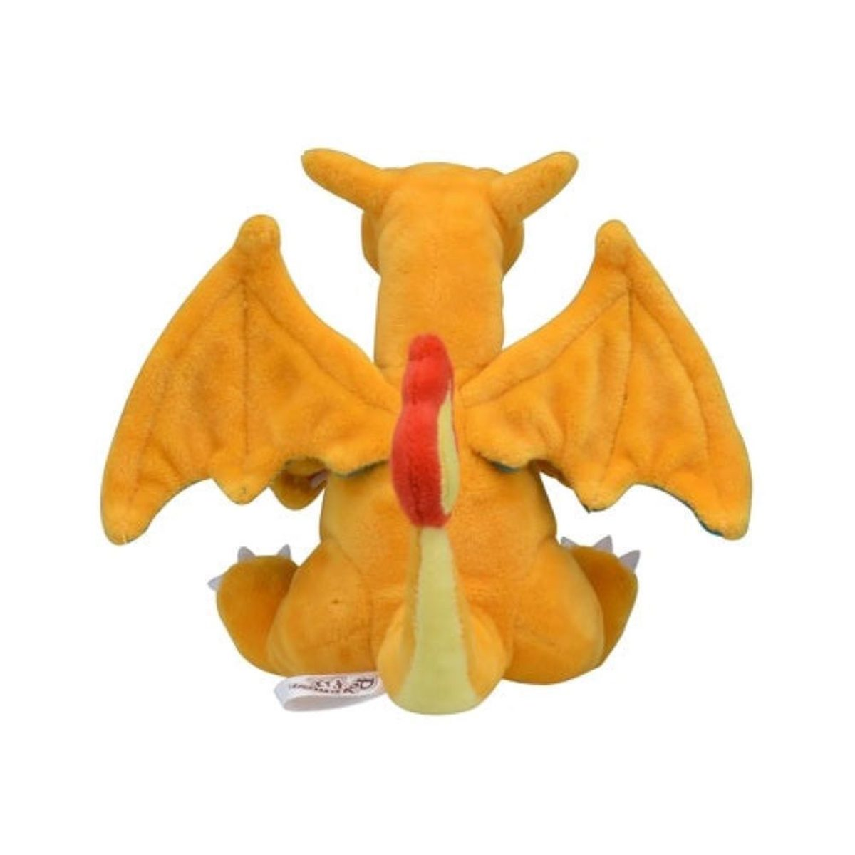Rückansicht eines orangen Charizard-Plüschtiers mit gelbem Schwanz, roter Spitze und blauen Flügeln. Weißer Hintergrund.