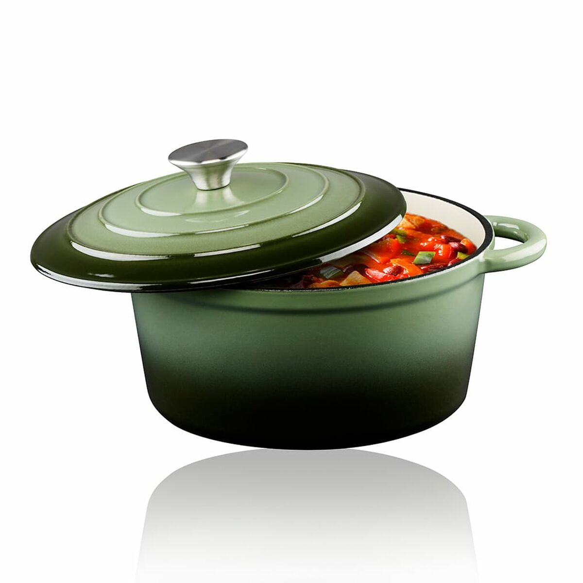 Una pentola verde con coperchio leggermente aperto, che mostra uno stufato rosso e arancione. Ha un manico argentato.