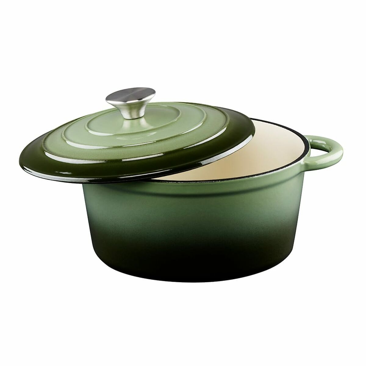 Una pentola verde in ghisa smaltata con coperchio leggermente socchiuso su sfondo bianco.