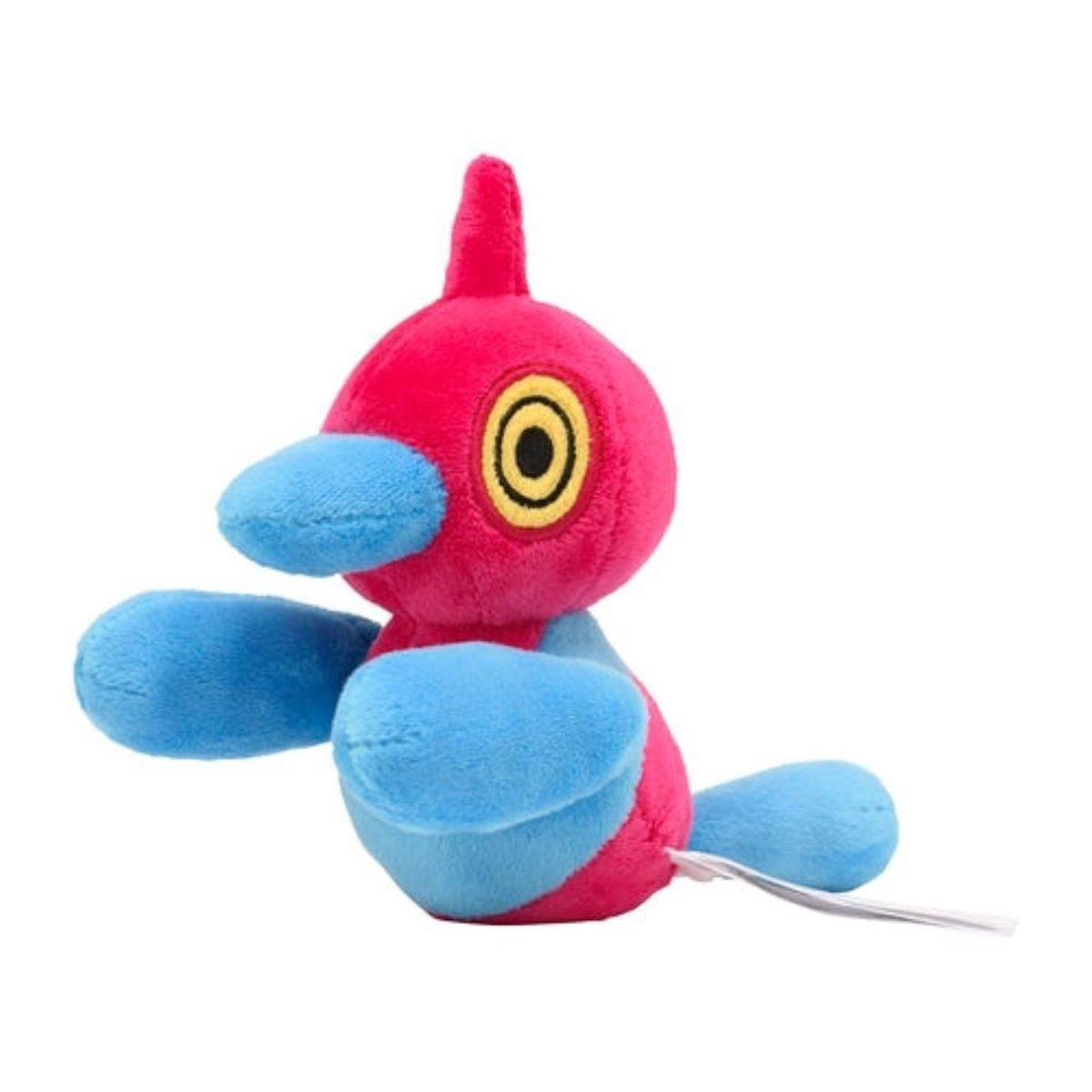 Rotes und blaues vogelartiges Plüschtier, aufrecht stehend. Weißer Hintergrund.