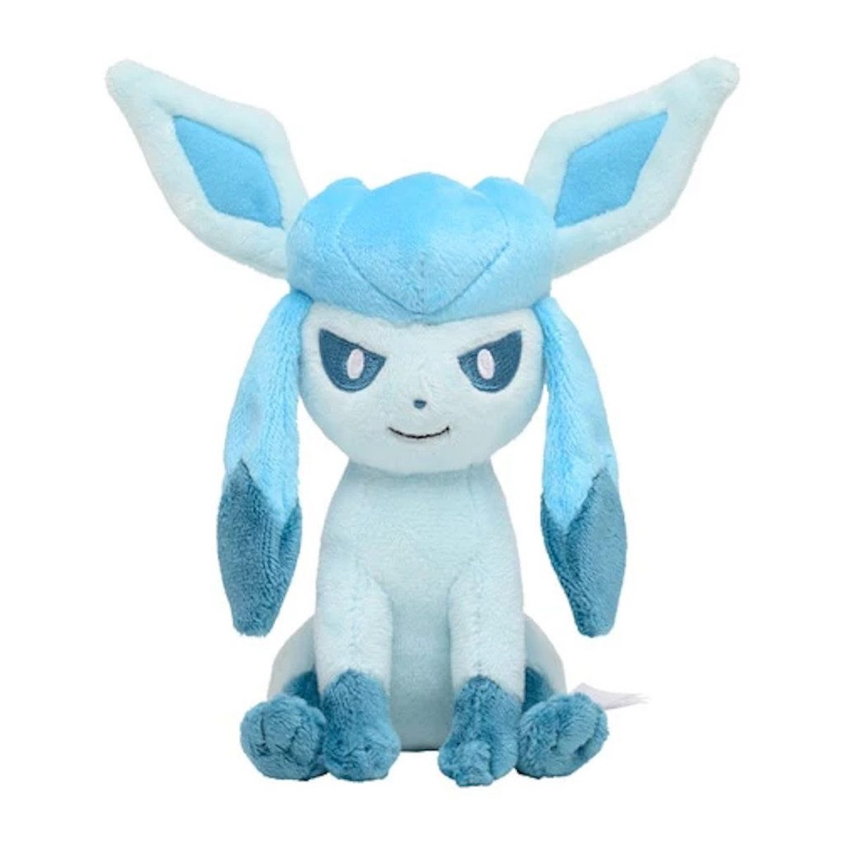 Ein hellblaues Plüschtier von Glaceon, einem Pokémon-Charakter, sitzt auf weißem Grund.