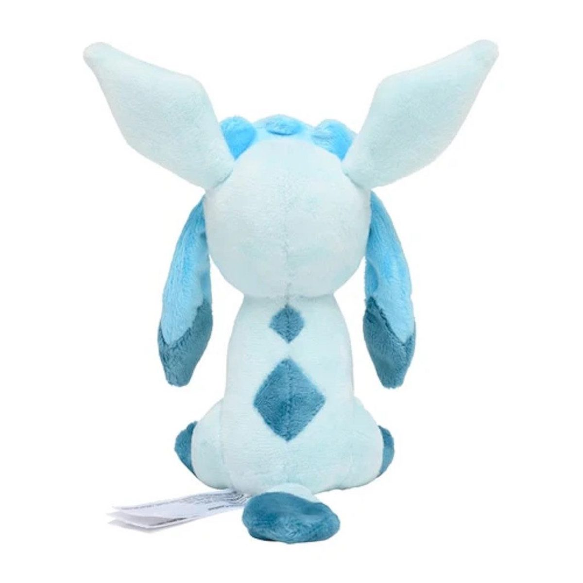 Ein Plüsch-Glaceon-Spielzeug von hinten gesehen, hellblau mit Rautenmuster, auf Weiß.