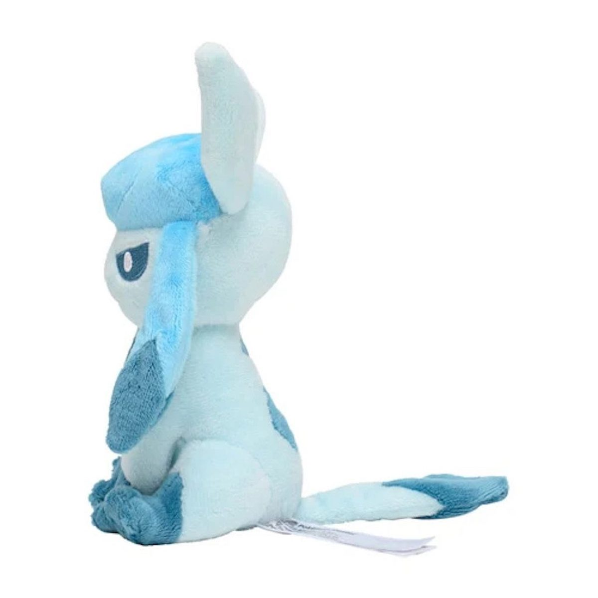 Seitenansicht eines Plüsch-Glaceon-Spielzeugs, hellblau mit langem Schwanz, auf weißem Grund.