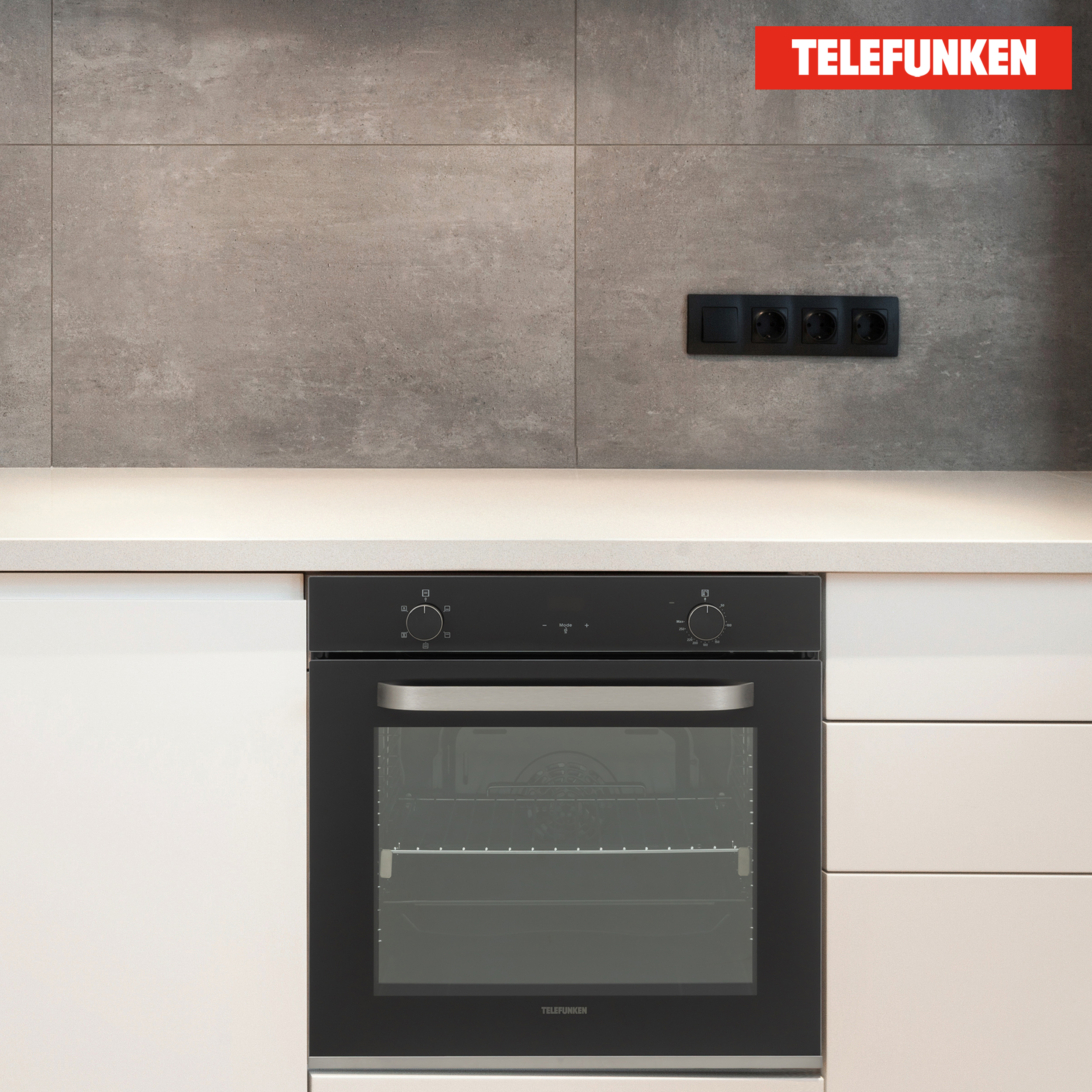 Schwarzer Backofen mit Bedienfeld, TELEFUNKEN-Logo, vor grauer Fliesenwand und weißen Schränken.